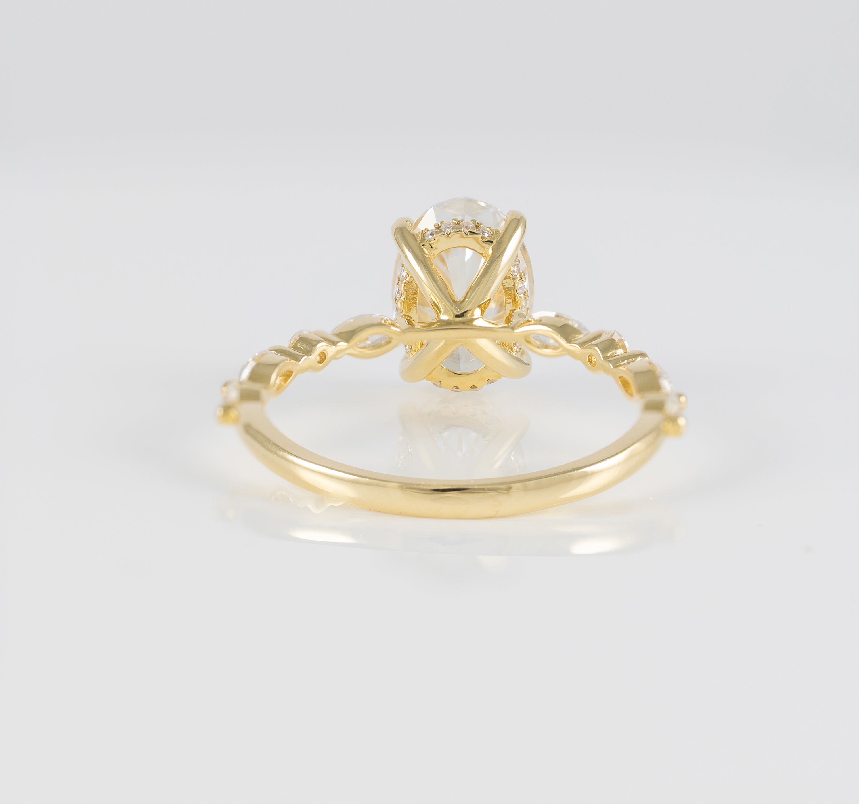 Anillo de compromiso halo oculto oro amarillo 14k con moissanita 2.5 ct