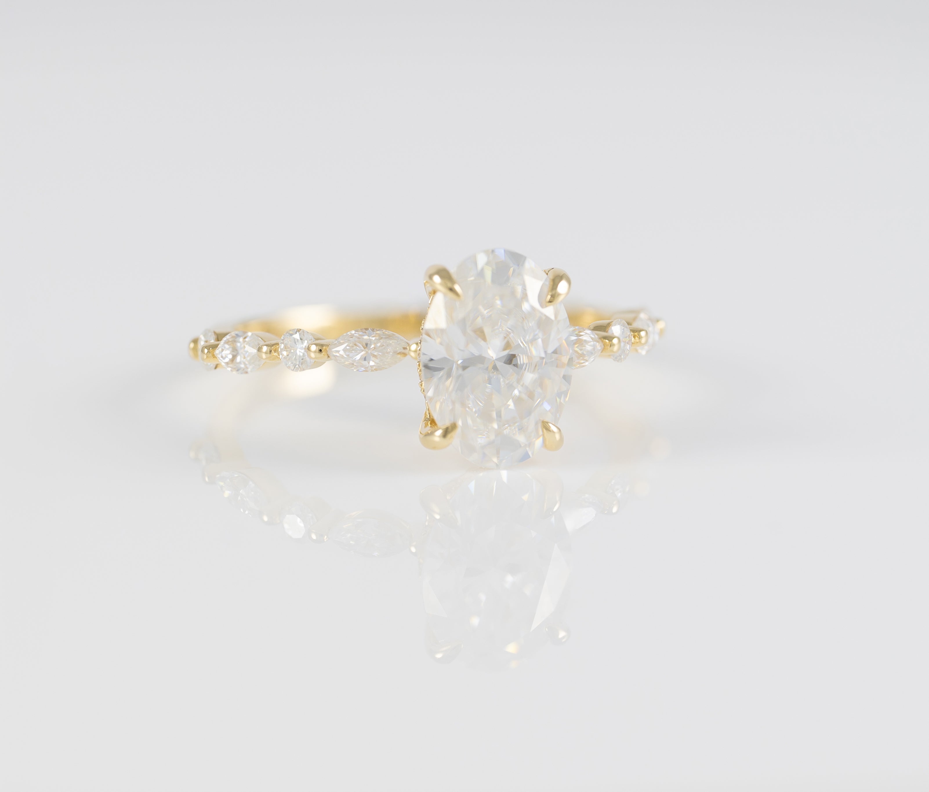 Anillo de compromiso halo oculto oro amarillo 14k con moissanita 2.5 ct