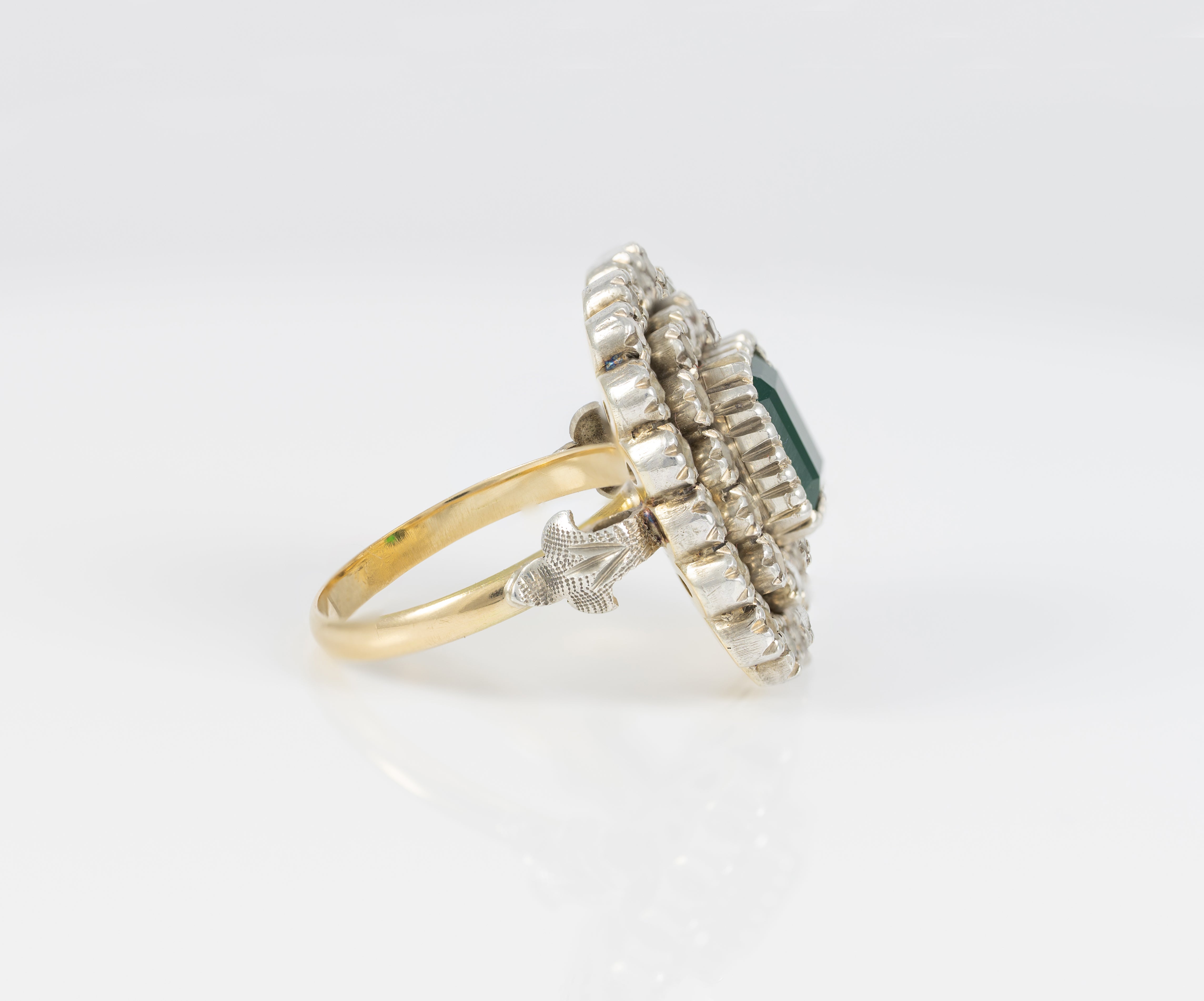 Anillo antiguo en oro amarillo 18k y plata con zafiros blancos