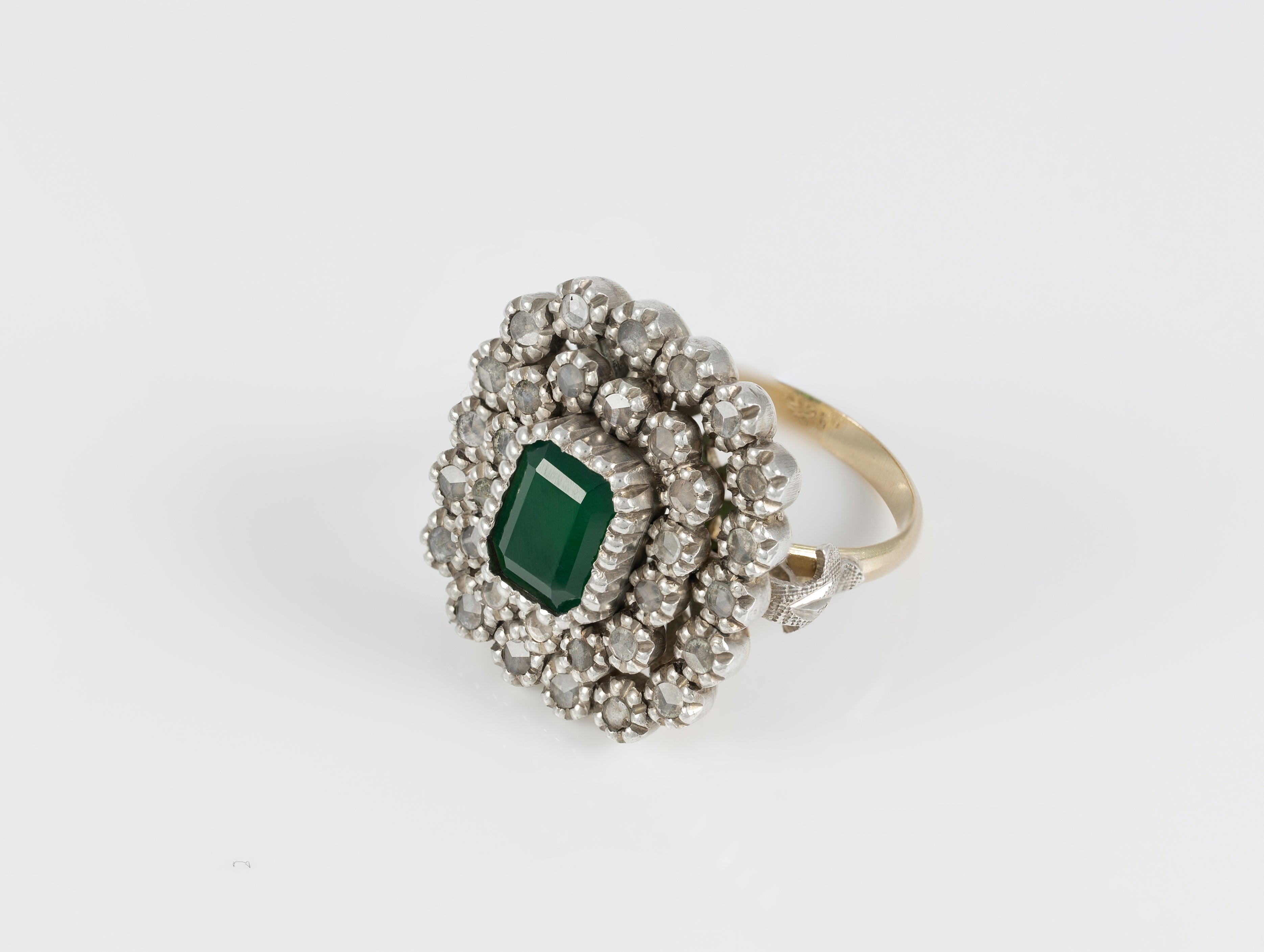 Anillo antiguo en oro amarillo 18k y plata con zafiros blancos