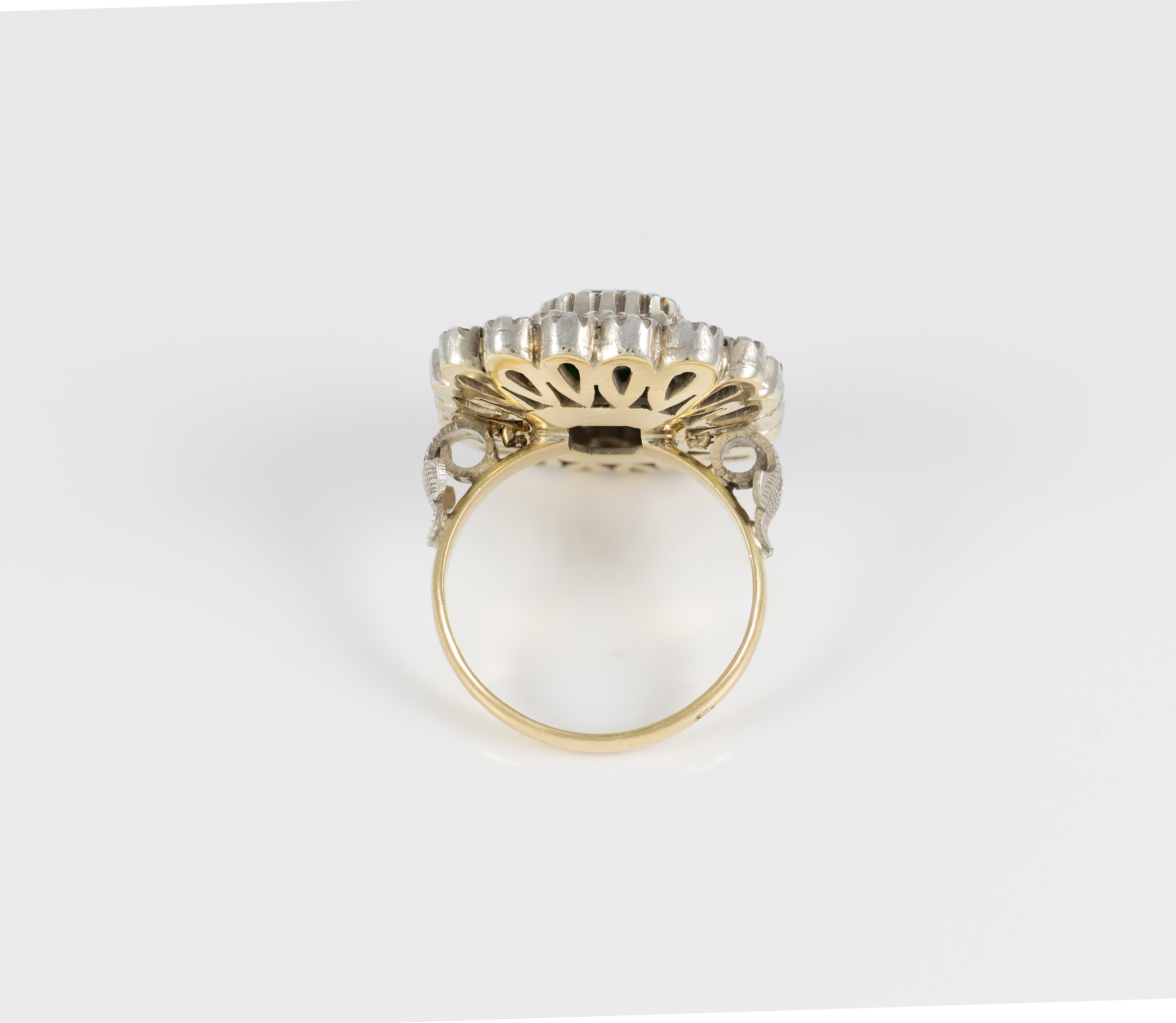 Anillo antiguo en oro amarillo 18k y plata con zafiros blancos