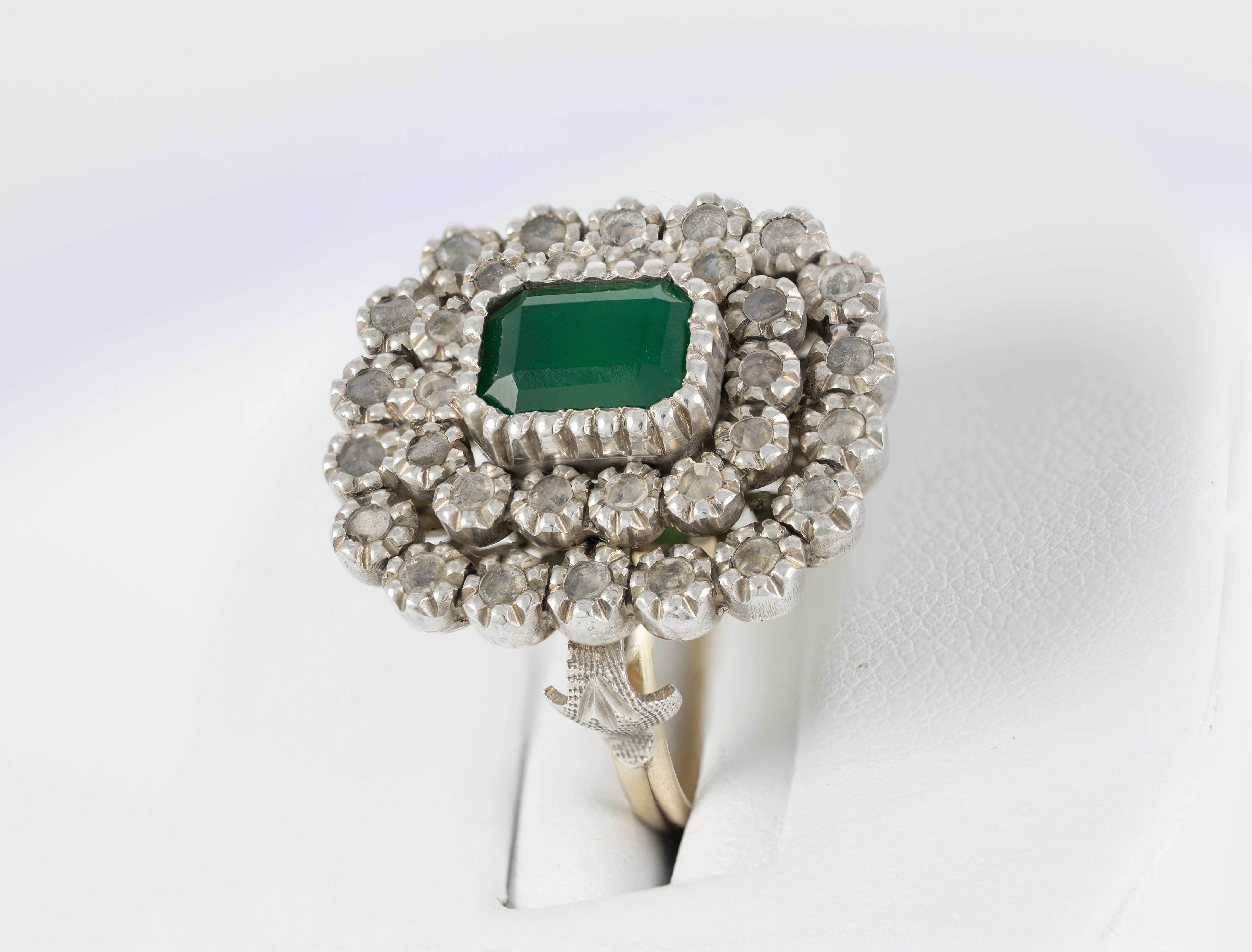 Anillo antiguo en oro amarillo 18k y plata con zafiros blancos