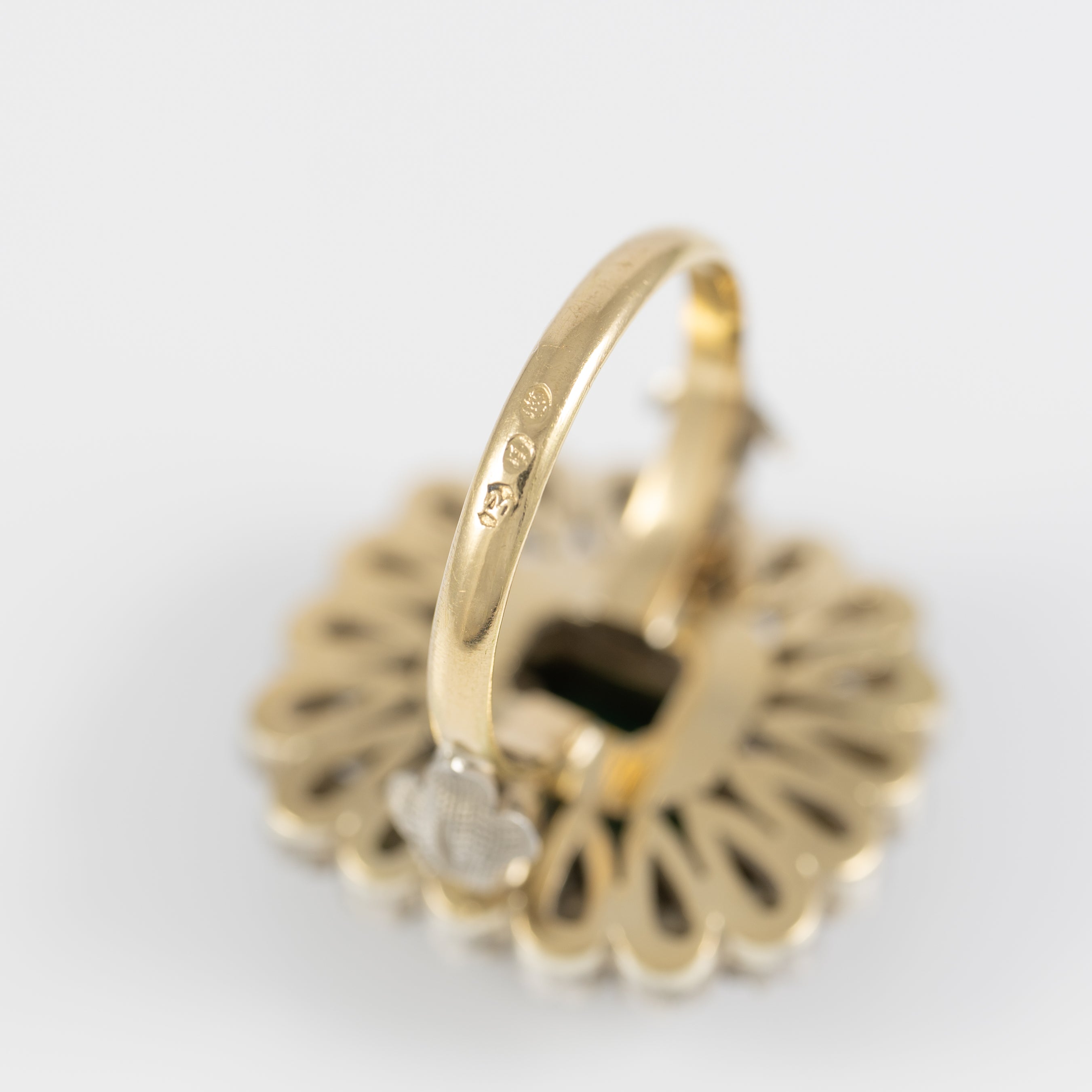 Anillo antiguo en oro amarillo 18k y plata con zafiros blancos