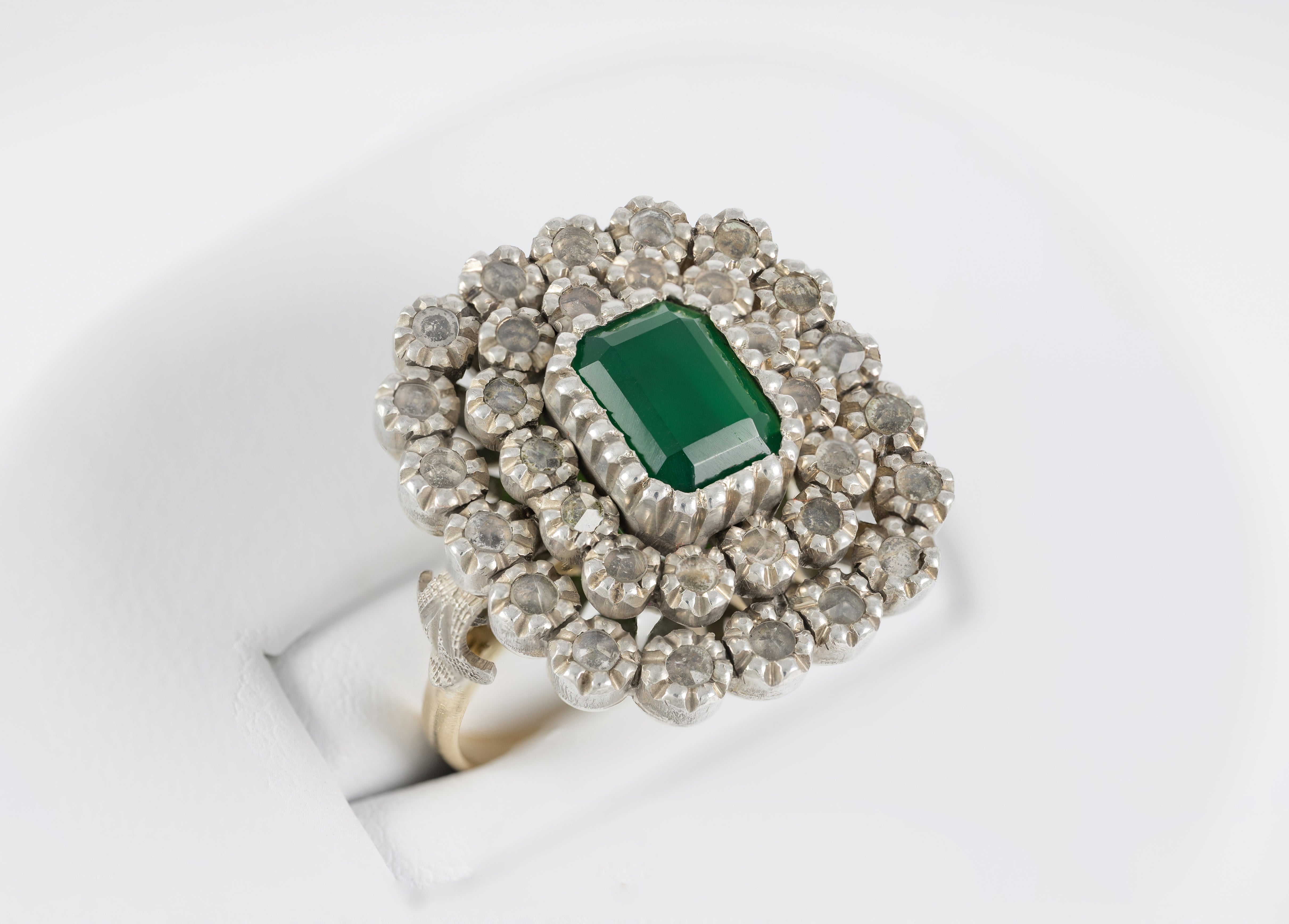 Anillo antiguo en oro amarillo 18k y plata con zafiros blancos