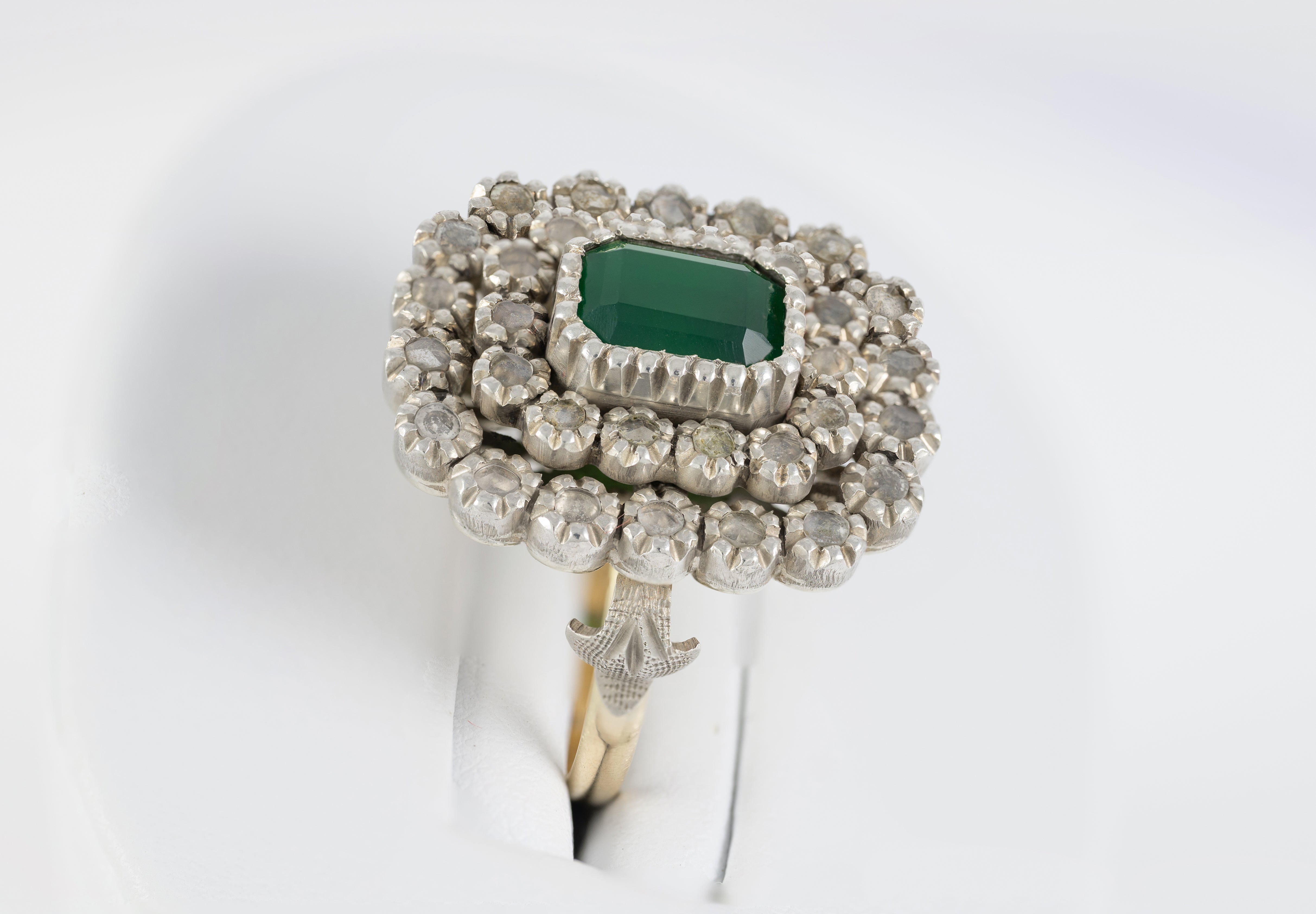 Anillo antiguo en oro amarillo 18k y plata con zafiros blancos