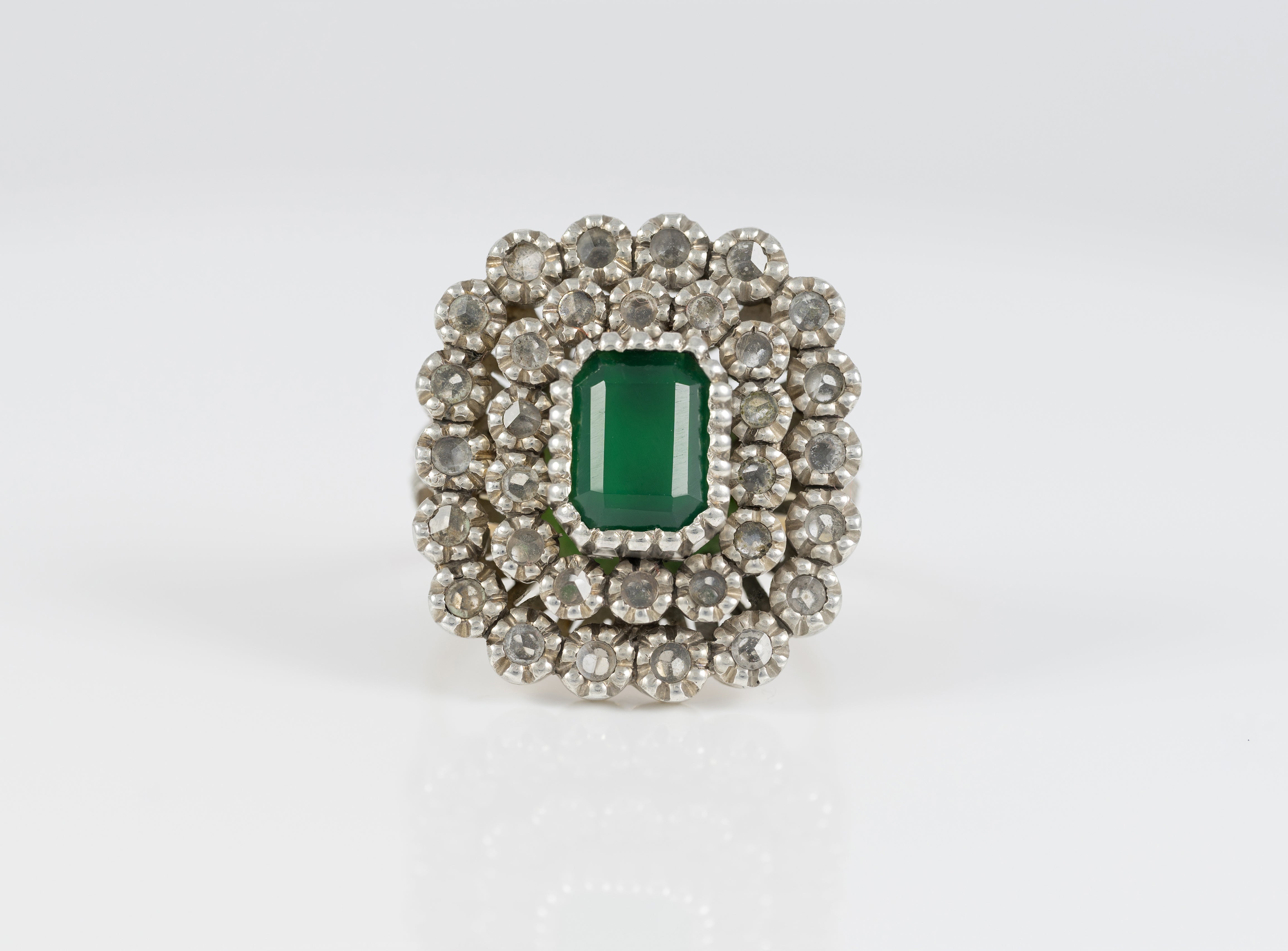 Anillo antiguo en oro amarillo 18k y plata con zafiros blancos