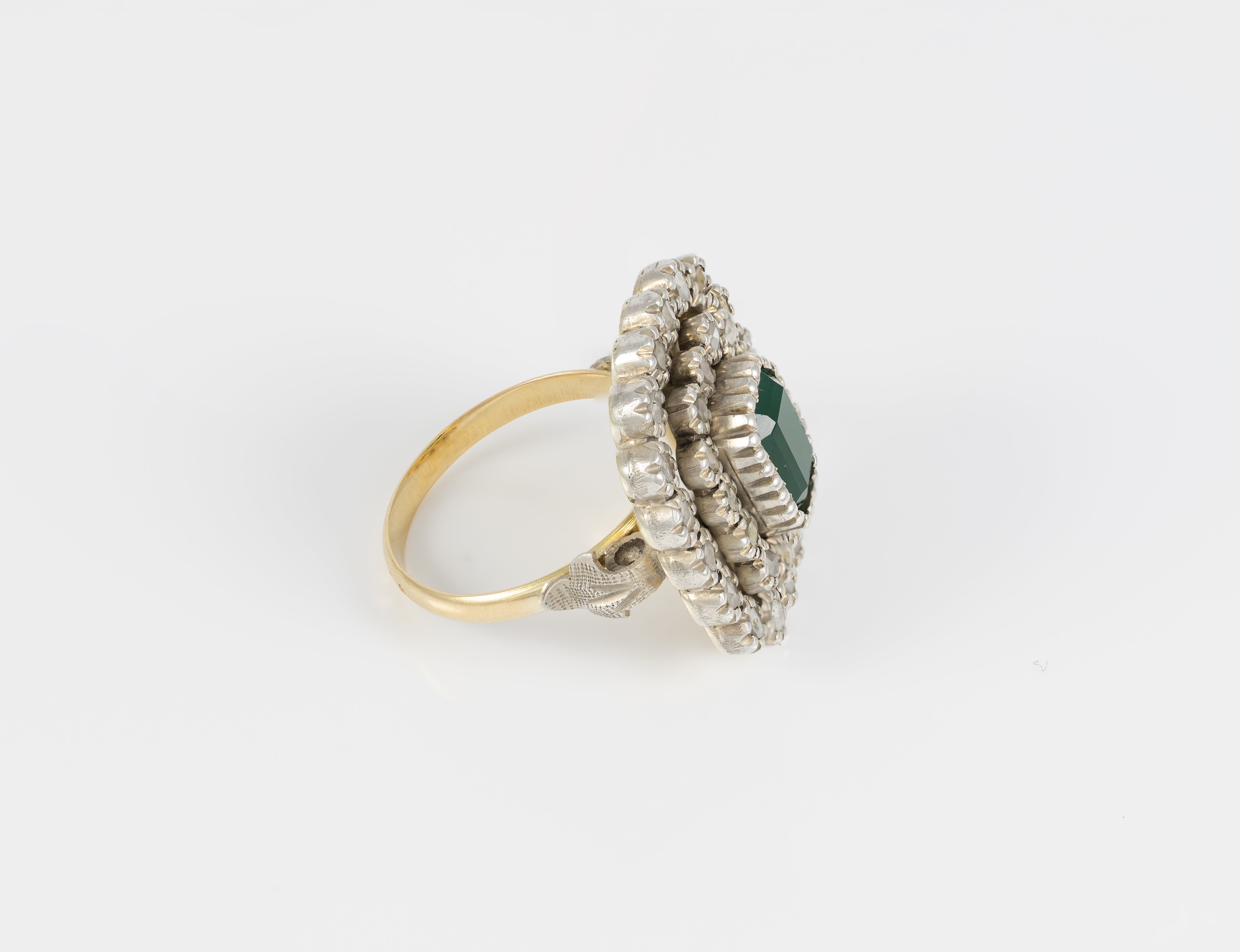 Anillo antiguo en oro amarillo 18k y plata con zafiros blancos