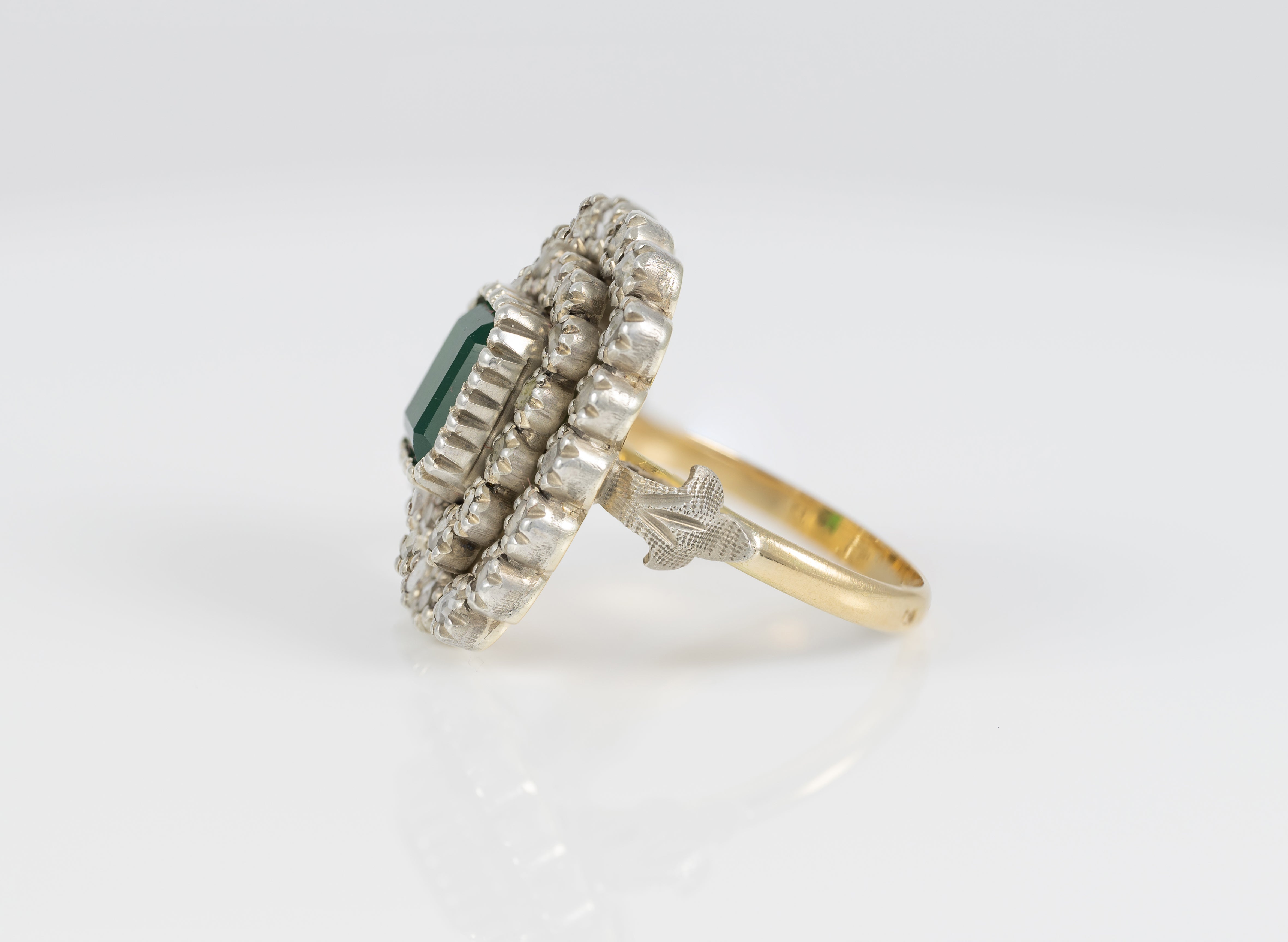 Anillo antiguo en oro amarillo 18k y plata con zafiros blancos