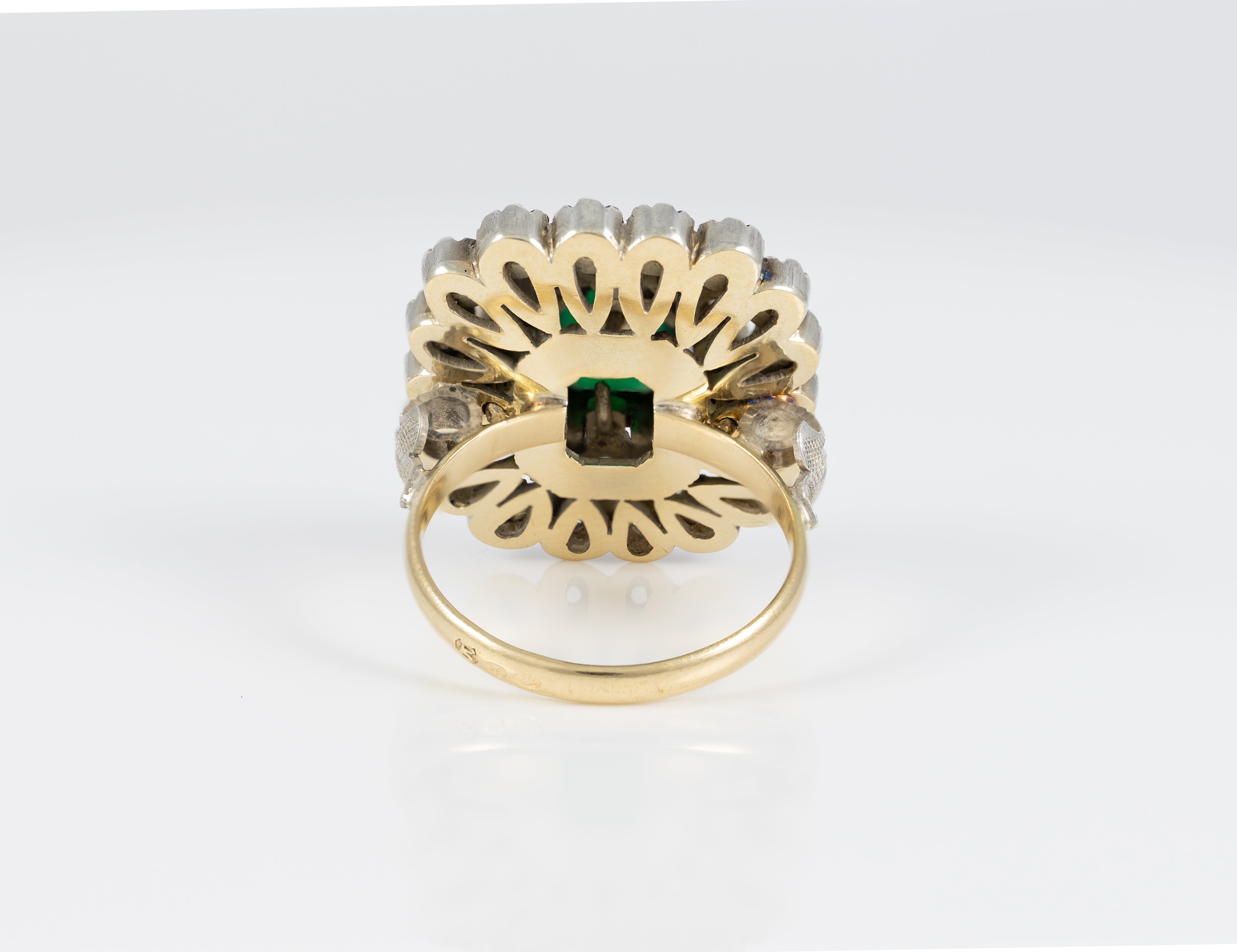 Anillo antiguo en oro amarillo 18k y plata con zafiros blancos