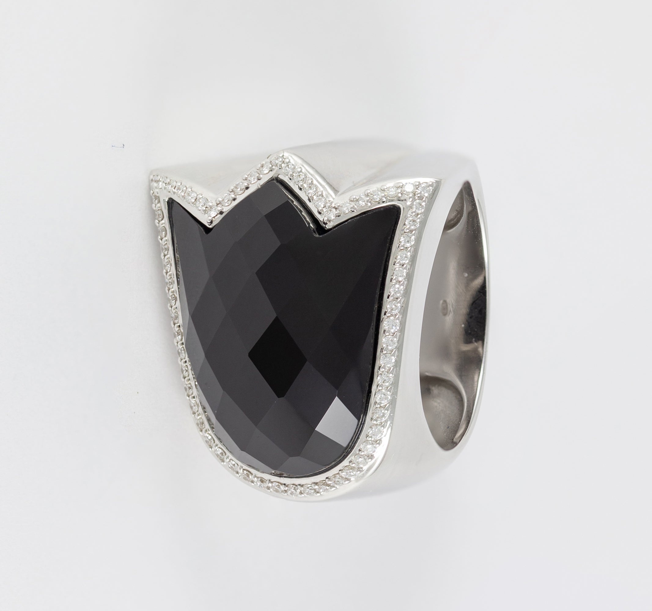Anillo Tous en oro blanco 18k con brillantes y ónix facetado