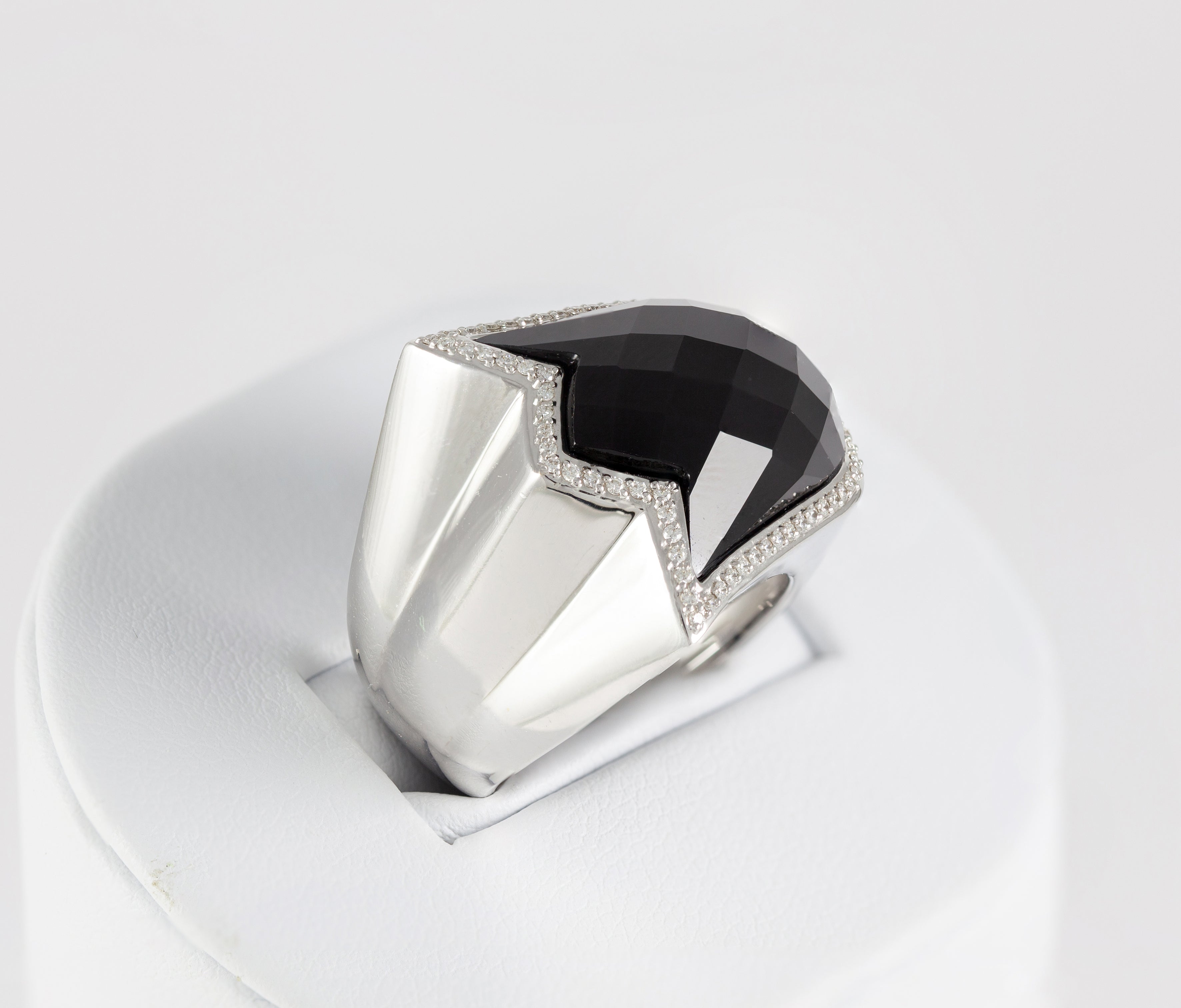 Anillo Tous en oro blanco 18k con brillantes y ónix facetado