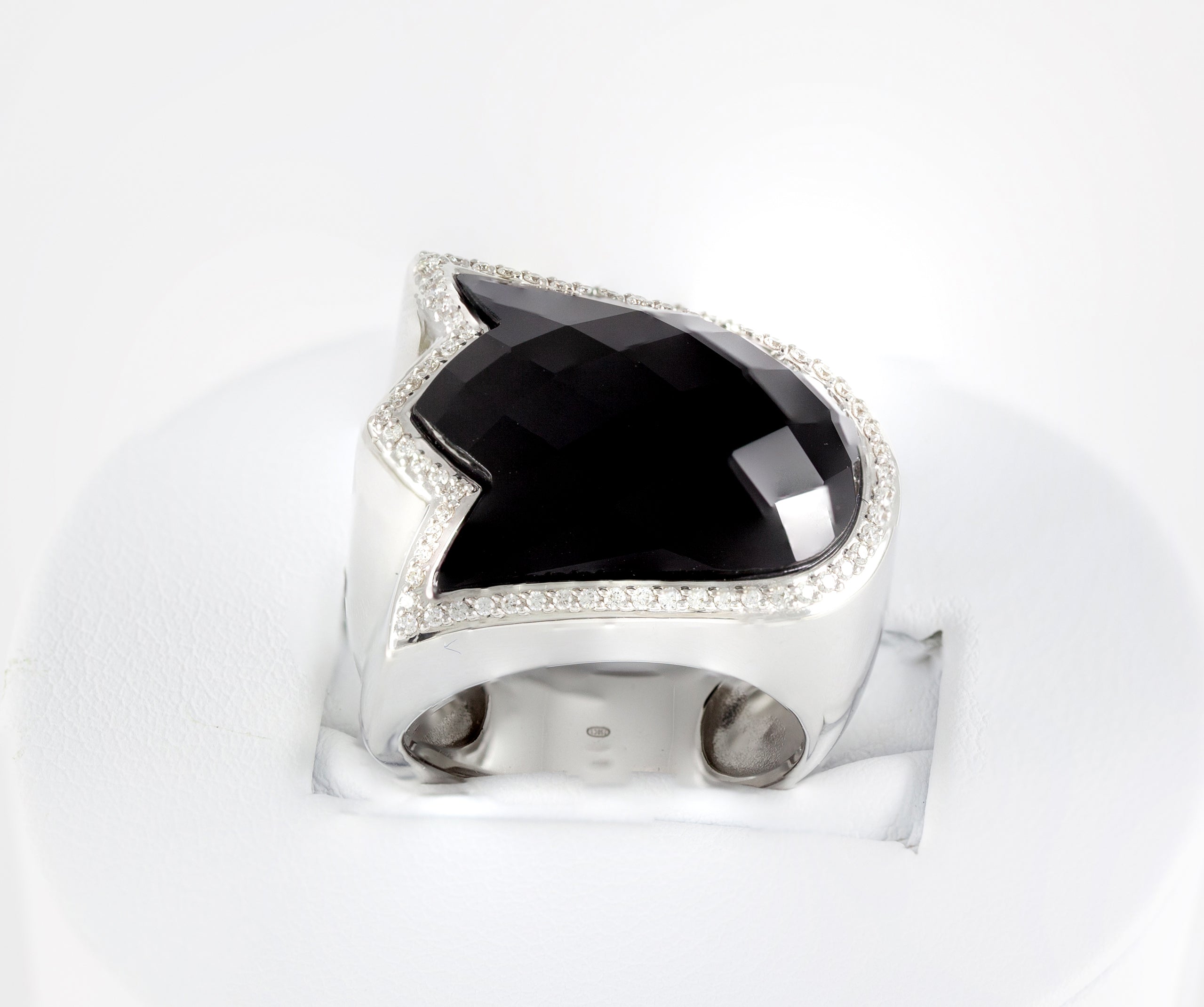 Anillo Tous en oro blanco 18k con brillantes y ónix facetado