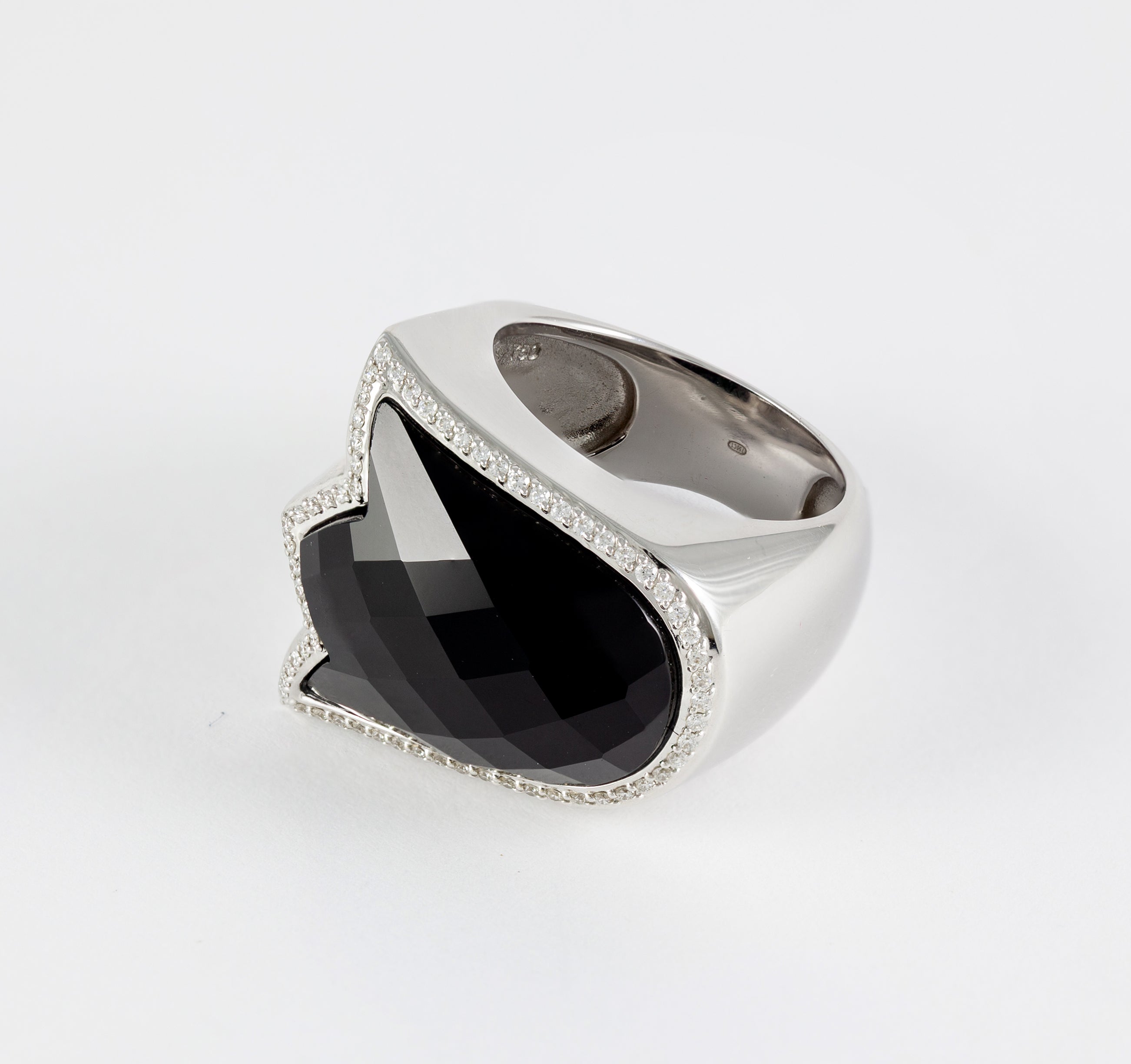 Anillo Tous en oro blanco 18k con brillantes y ónix facetado