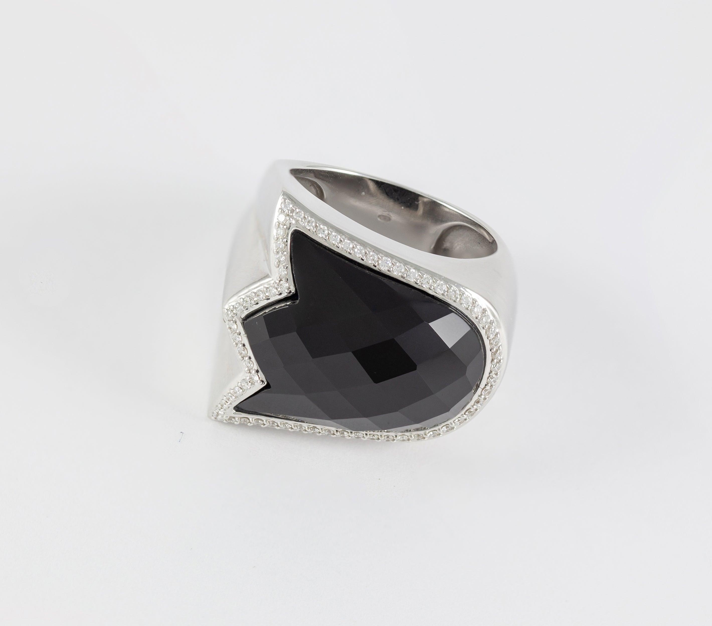 Anillo Tous en oro blanco 18k con brillantes y ónix facetado
