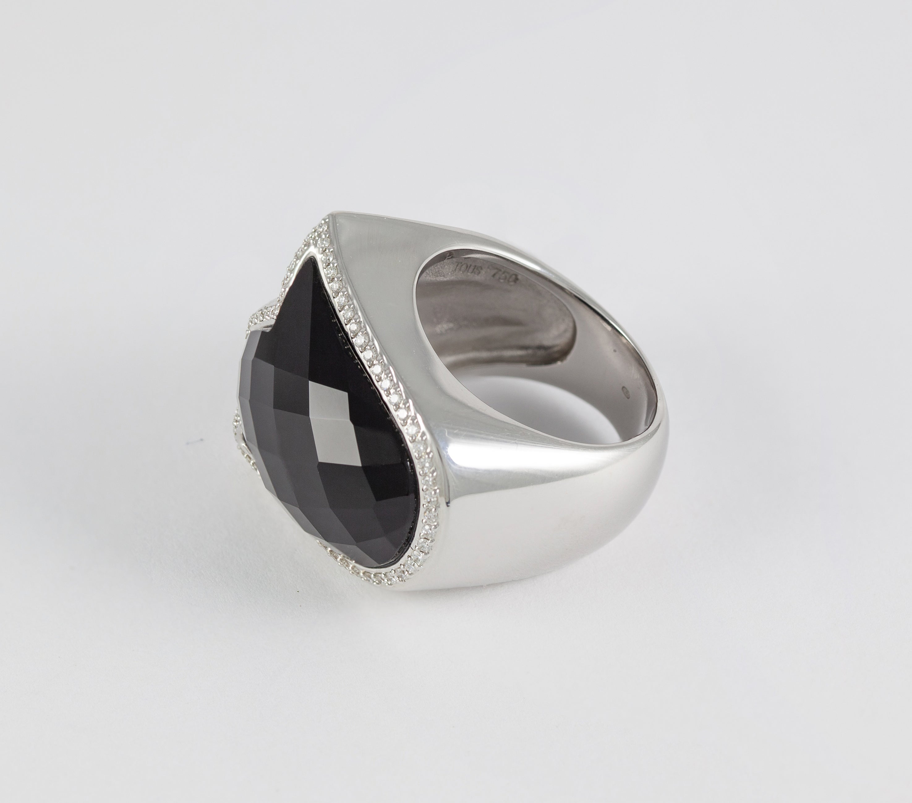 Anillo Tous en oro blanco 18k con brillantes y ónix facetado