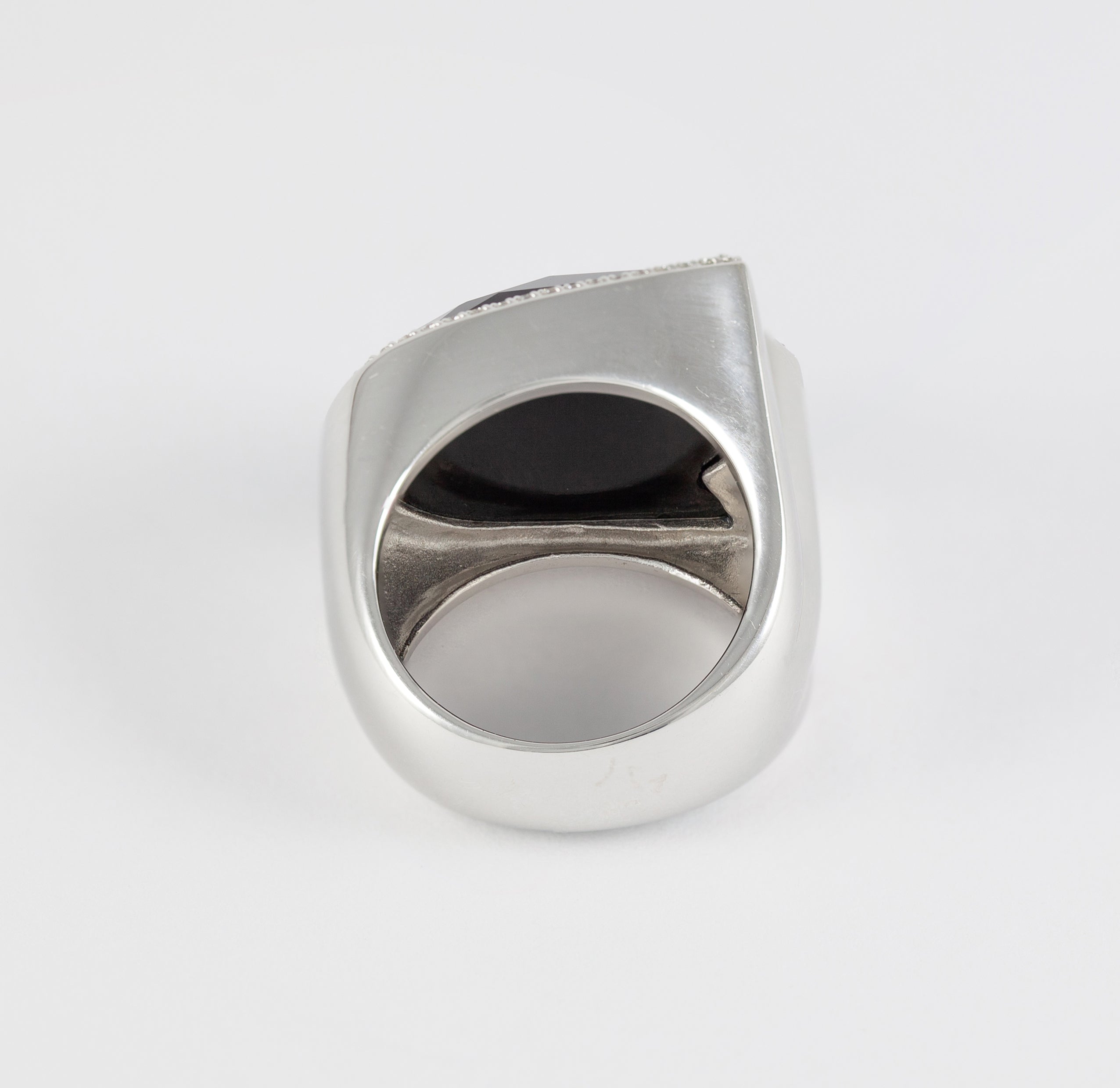 Anillo Tous en oro blanco 18k con brillantes y ónix facetado