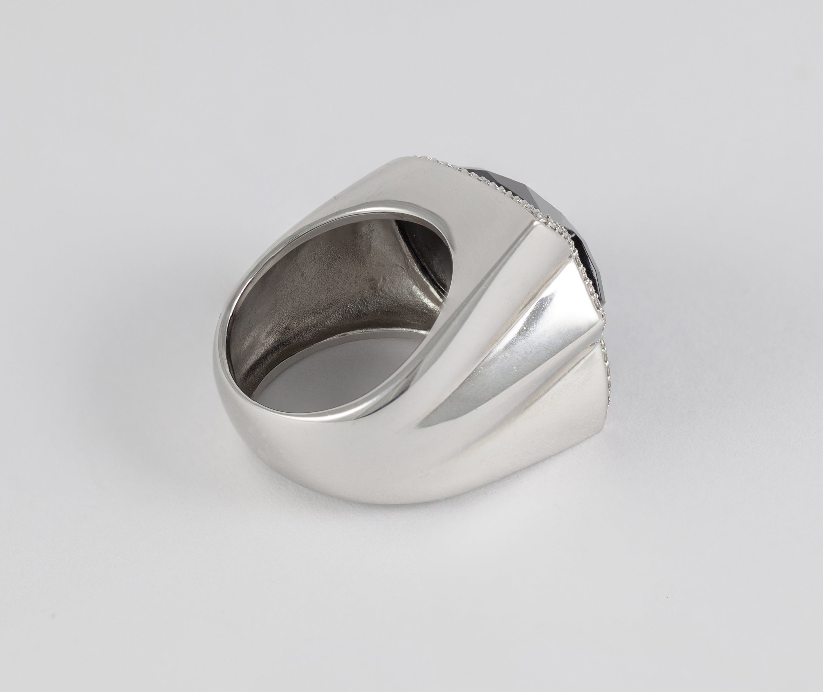 Anillo Tous en oro blanco 18k con brillantes y ónix facetado