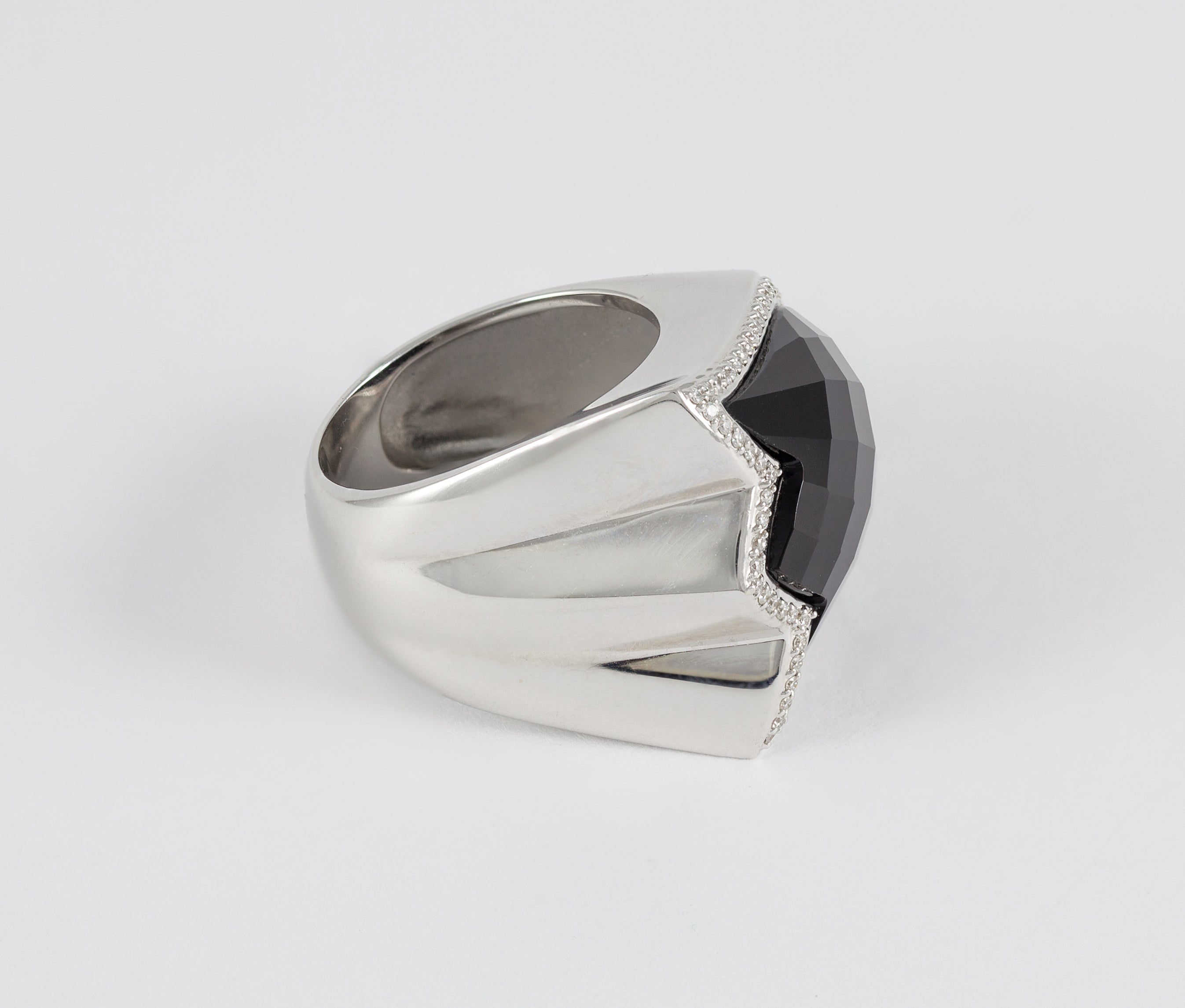 Anillo Tous en oro blanco 18k con brillantes y ónix facetado
