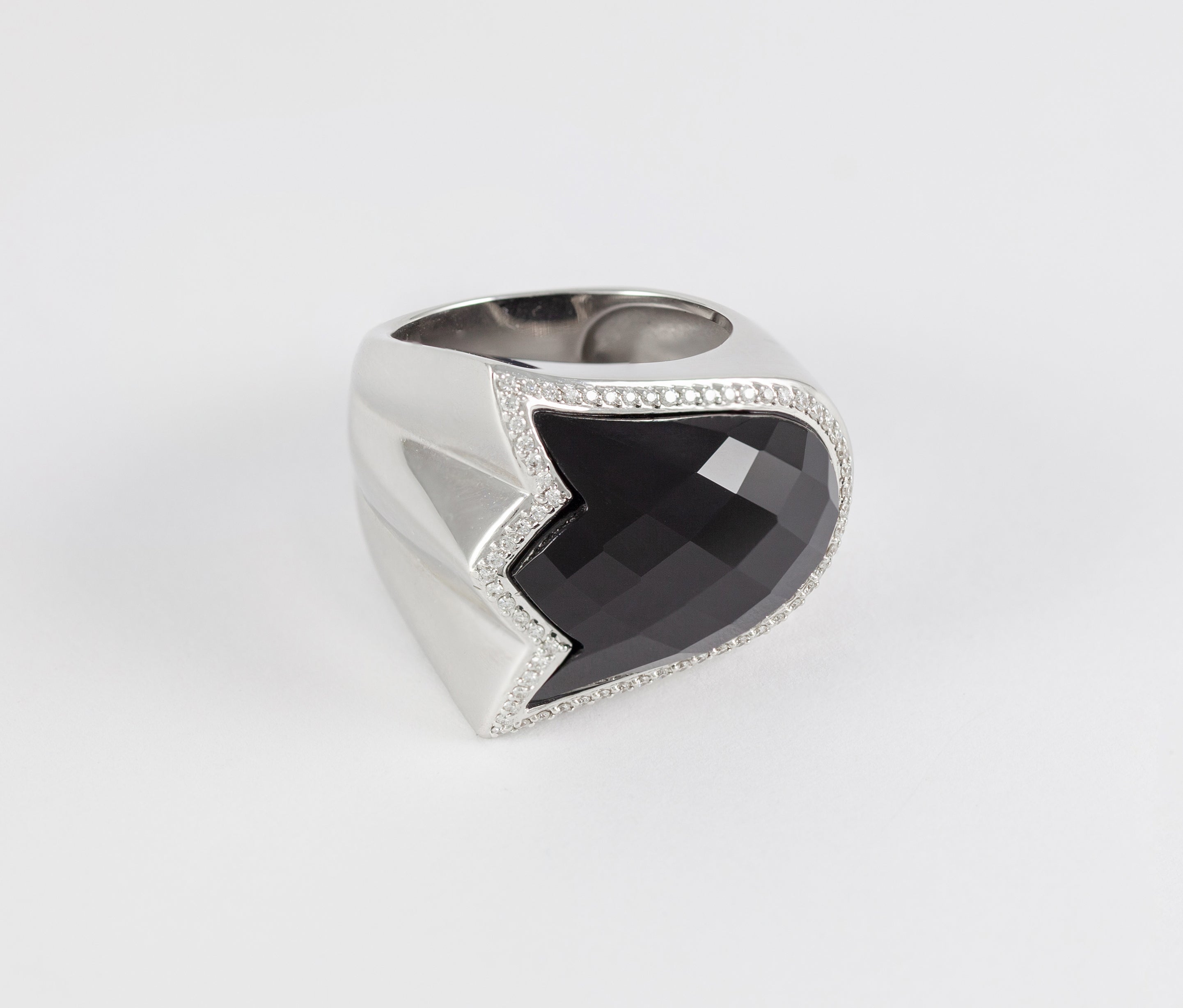Anillo Tous en oro blanco 18k con brillantes y ónix facetado
