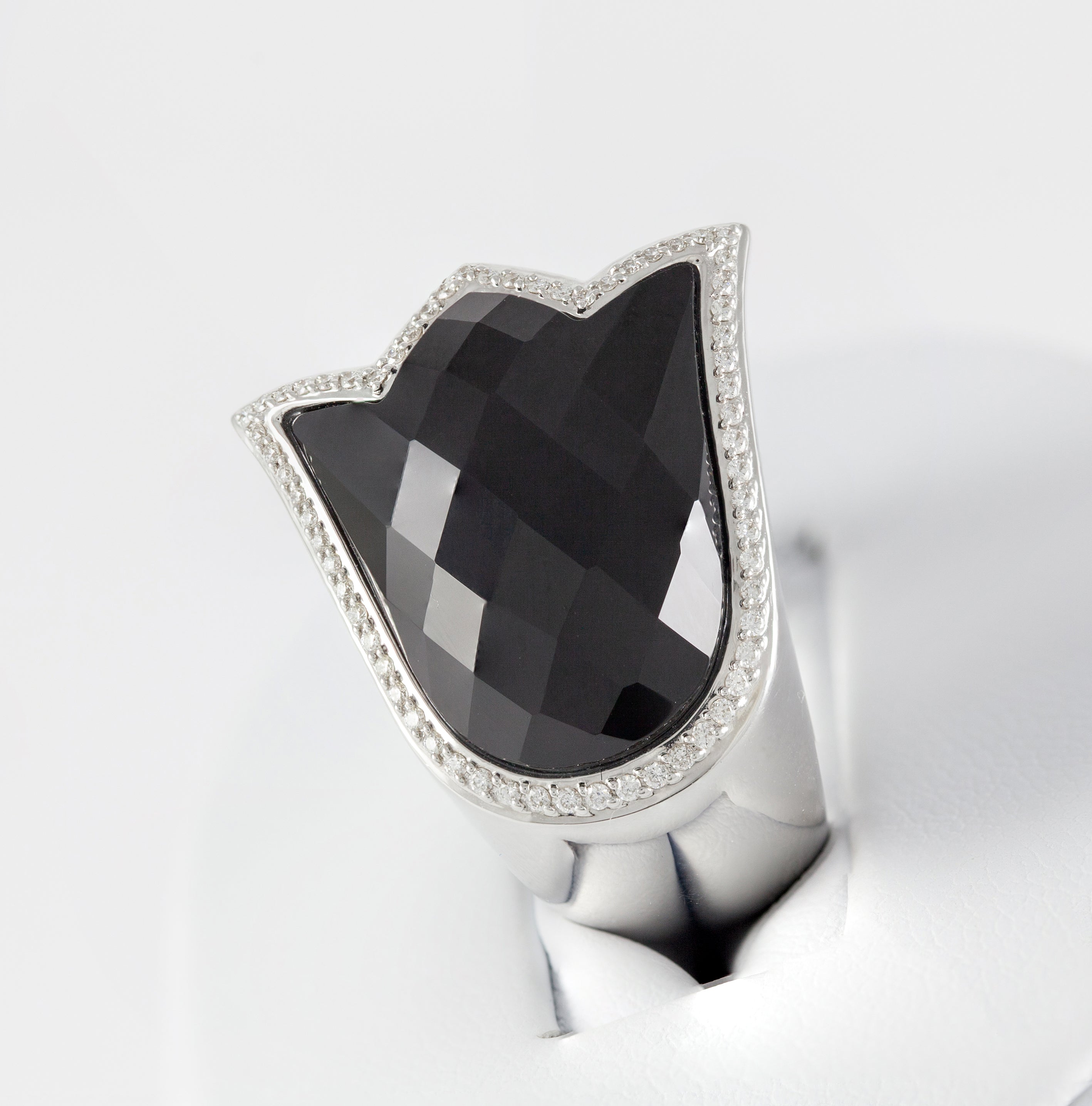 Anillo Tous en oro blanco 18k con brillantes y ónix facetado