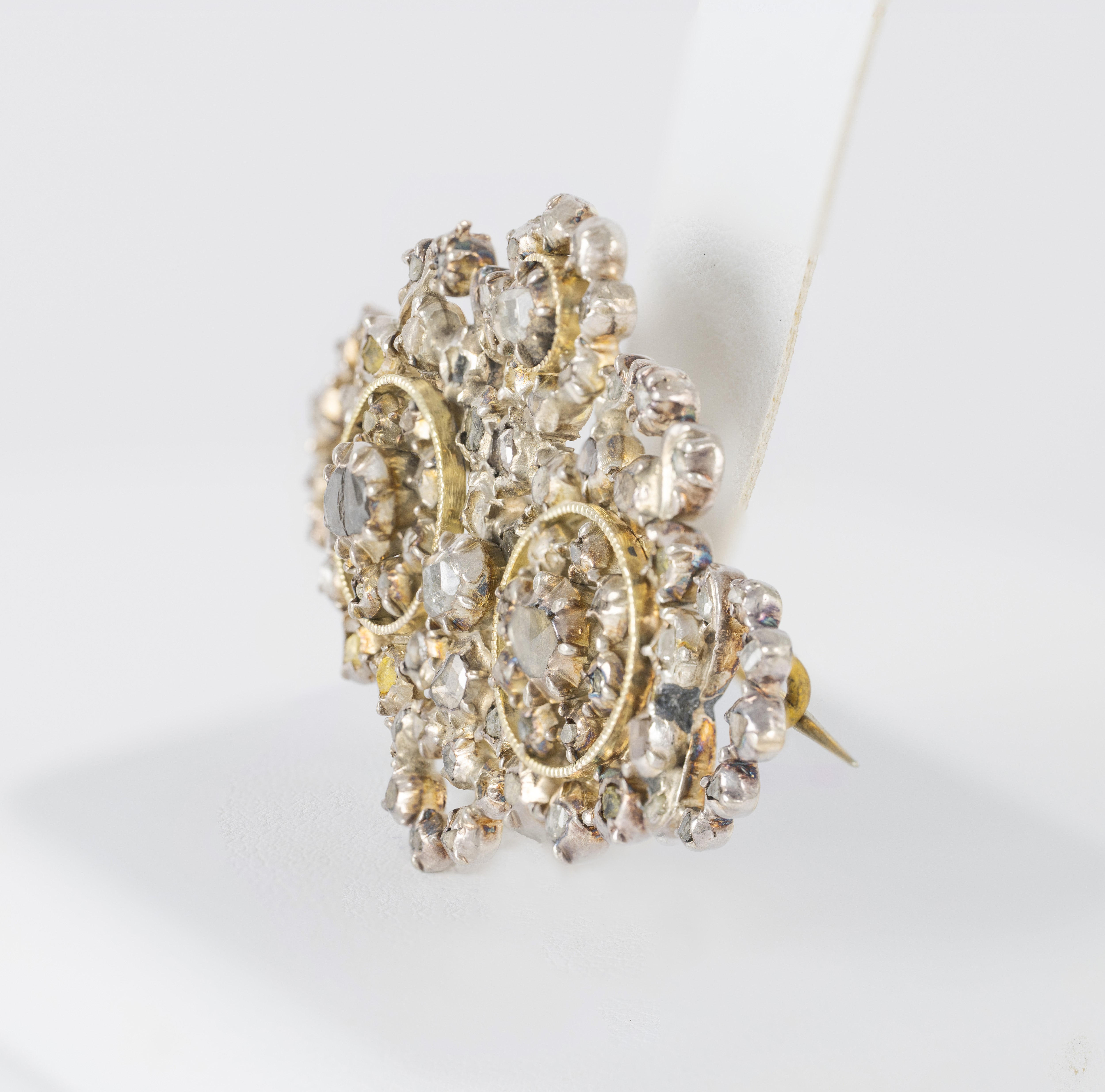 Broche antiguo en plata dorada con diamantes 1.8 ct