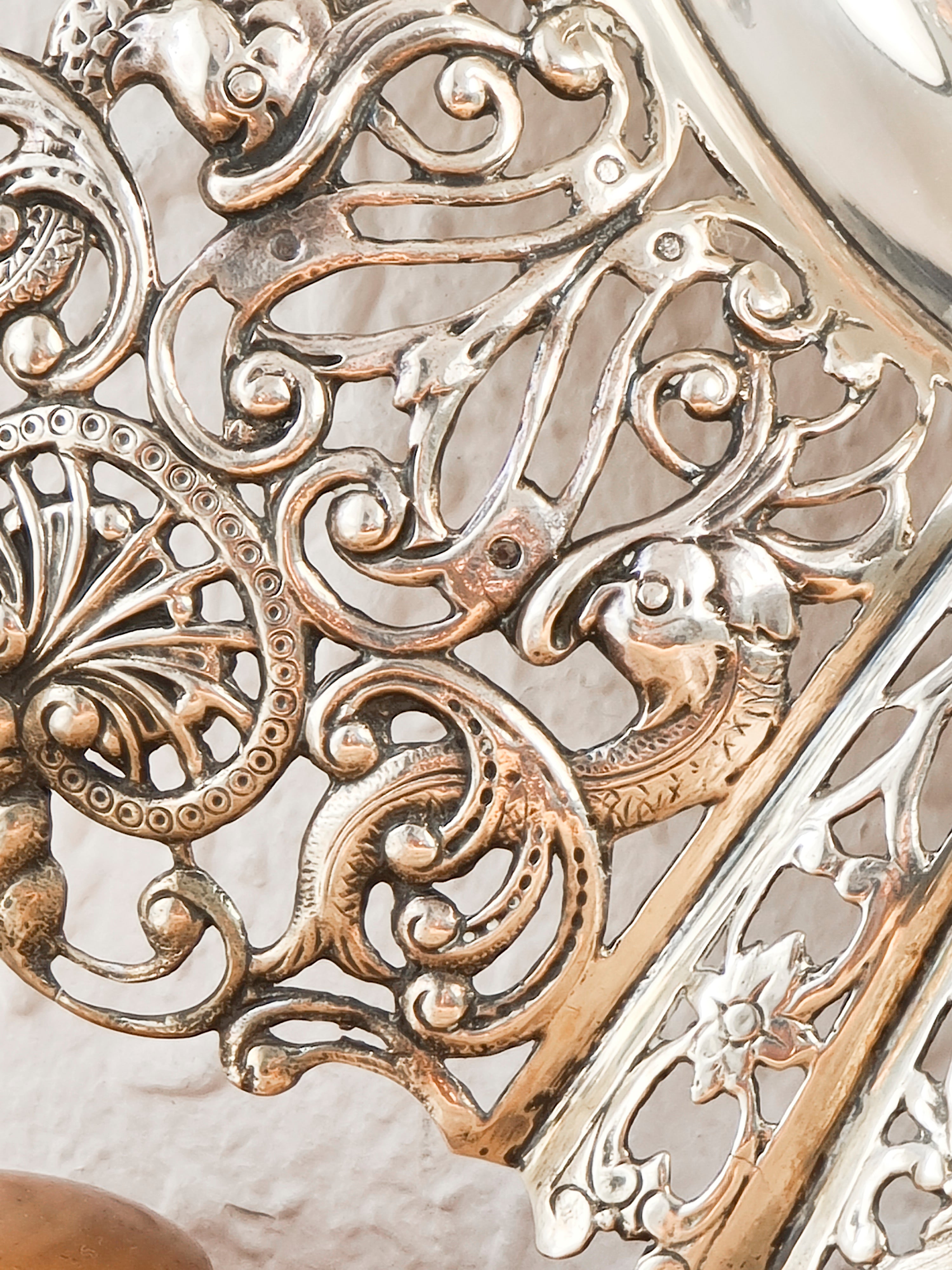 Panera de plata punzonada