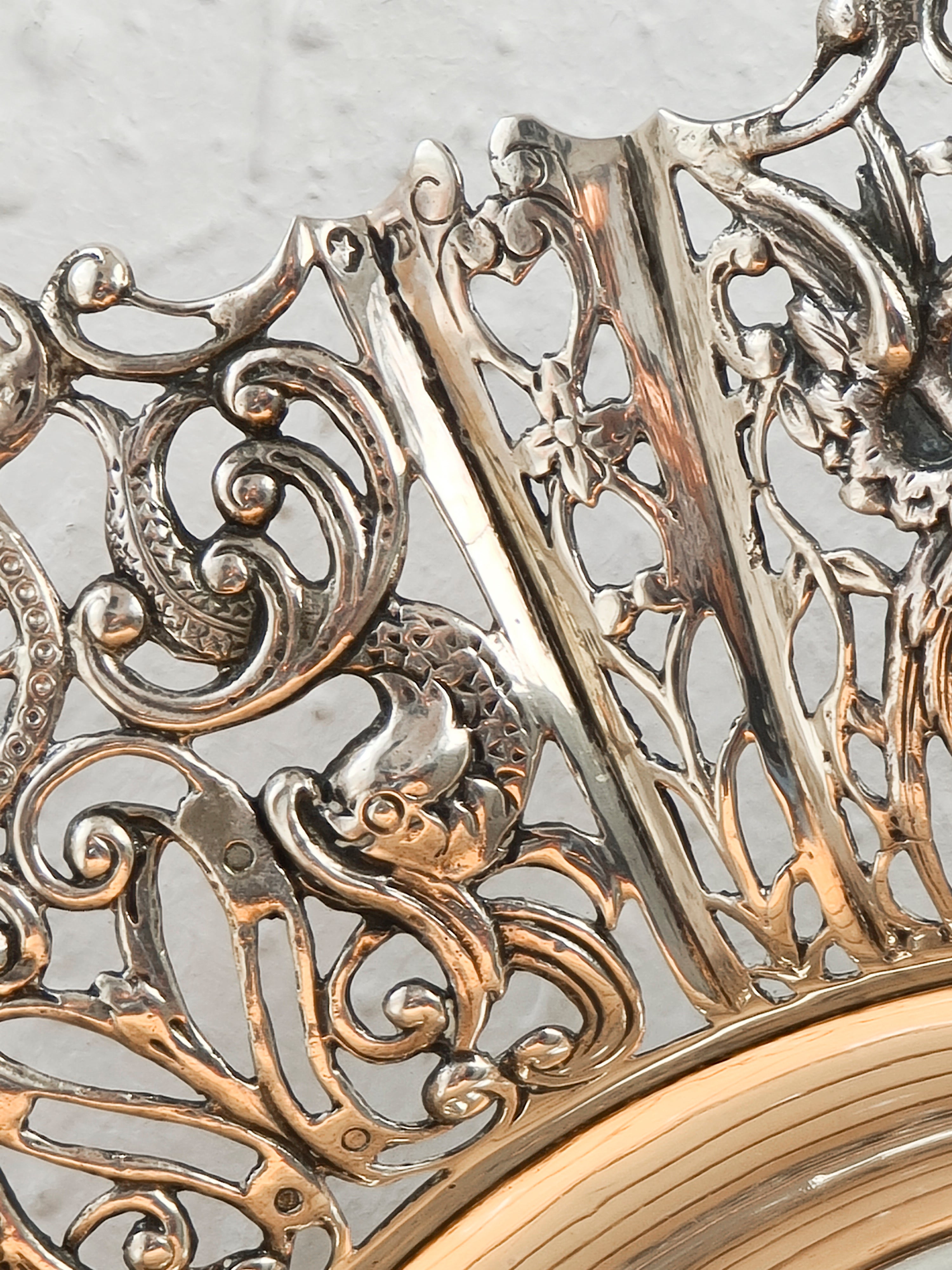 Panera de plata punzonada