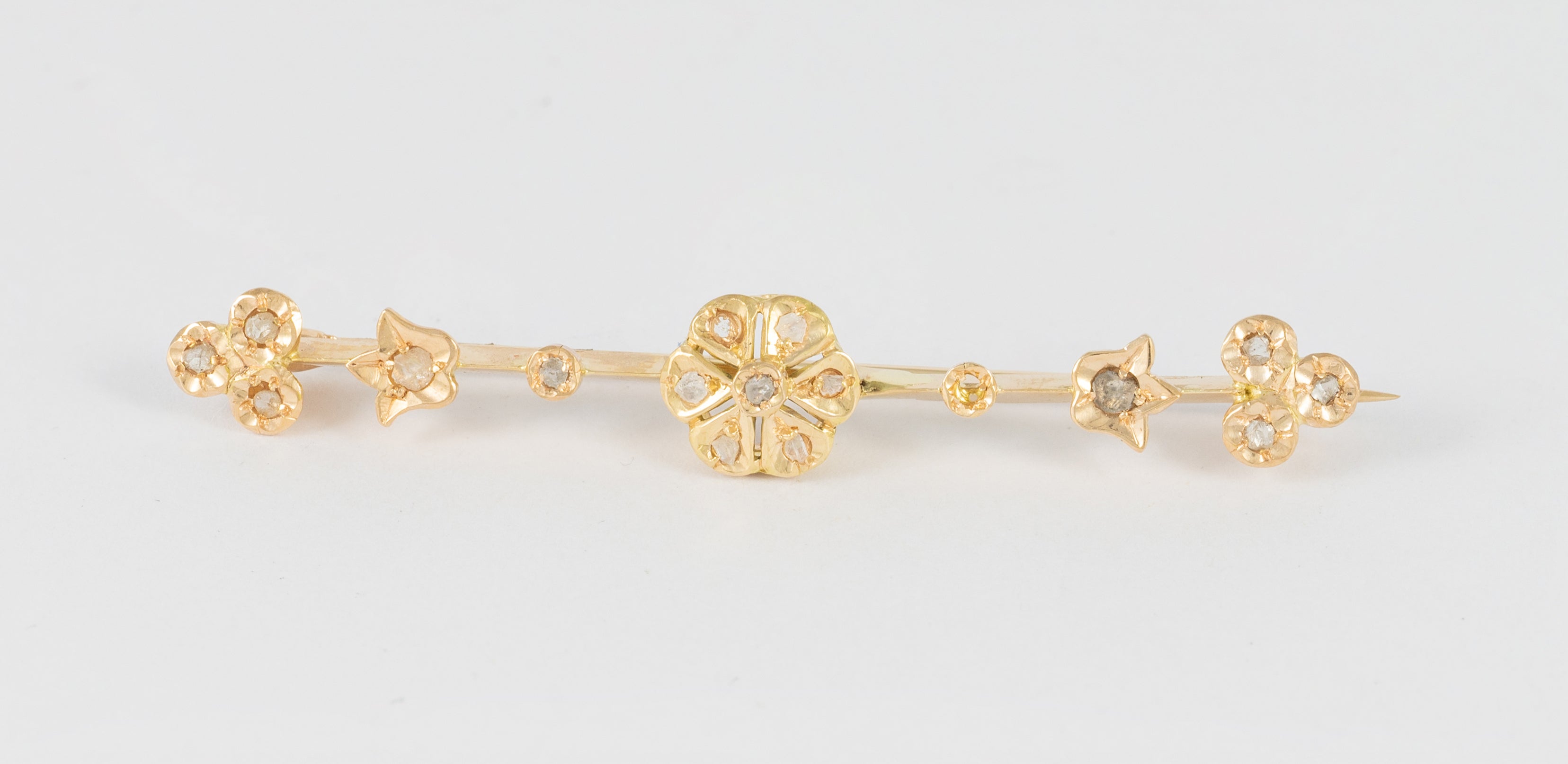 Broche antiguo en oro amarillo 18k y brillantes