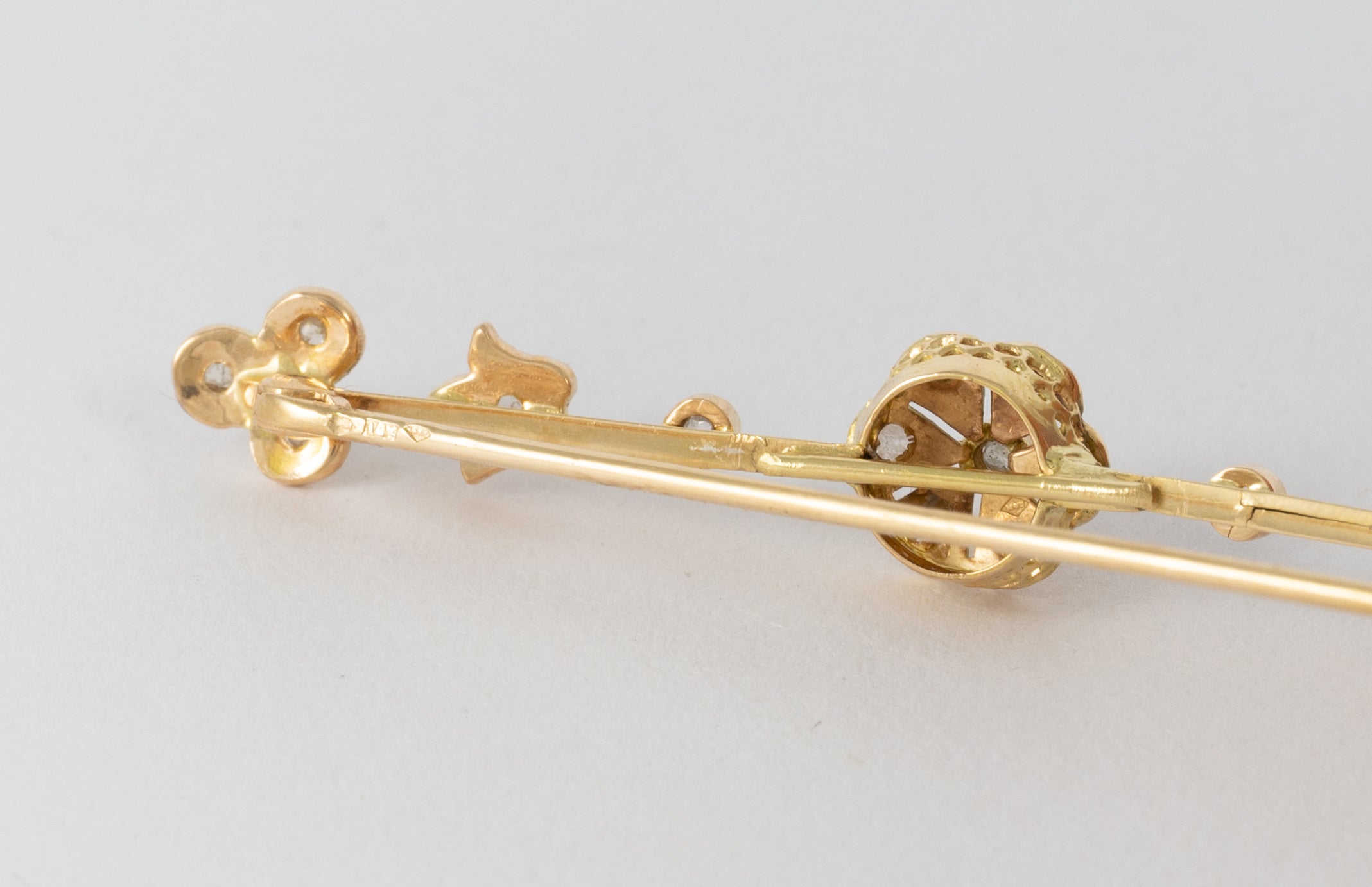 Broche antiguo en oro amarillo 18k y brillantes