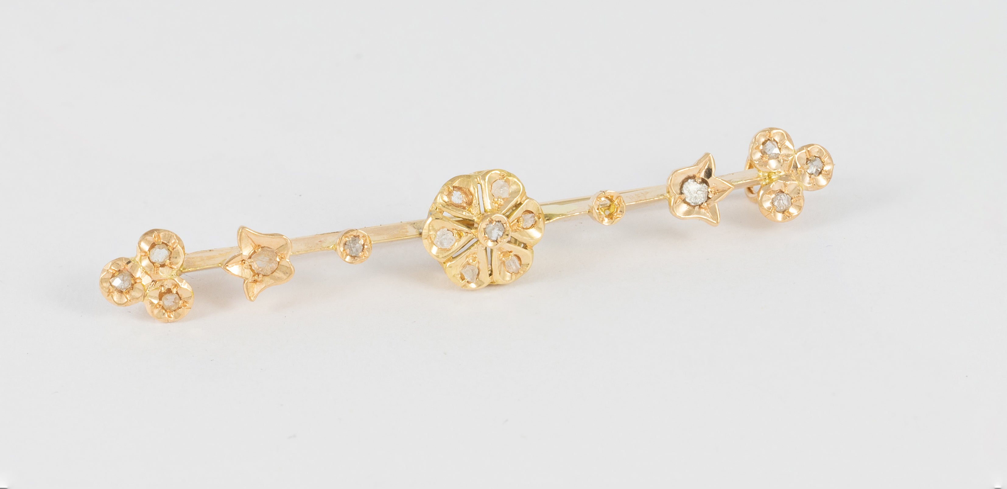 Broche antiguo en oro amarillo 18k y brillantes