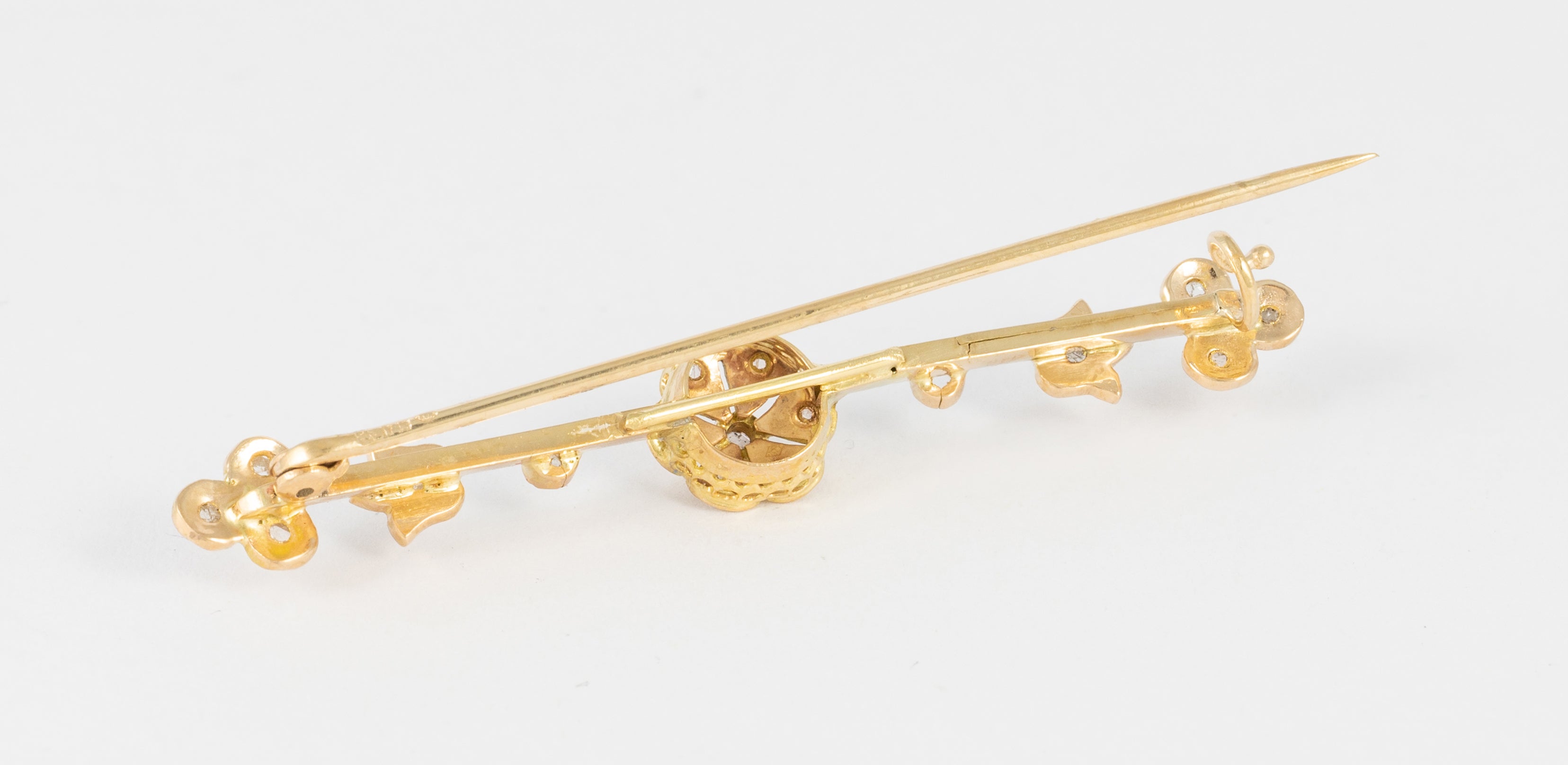 Broche antiguo en oro amarillo 18k y brillantes