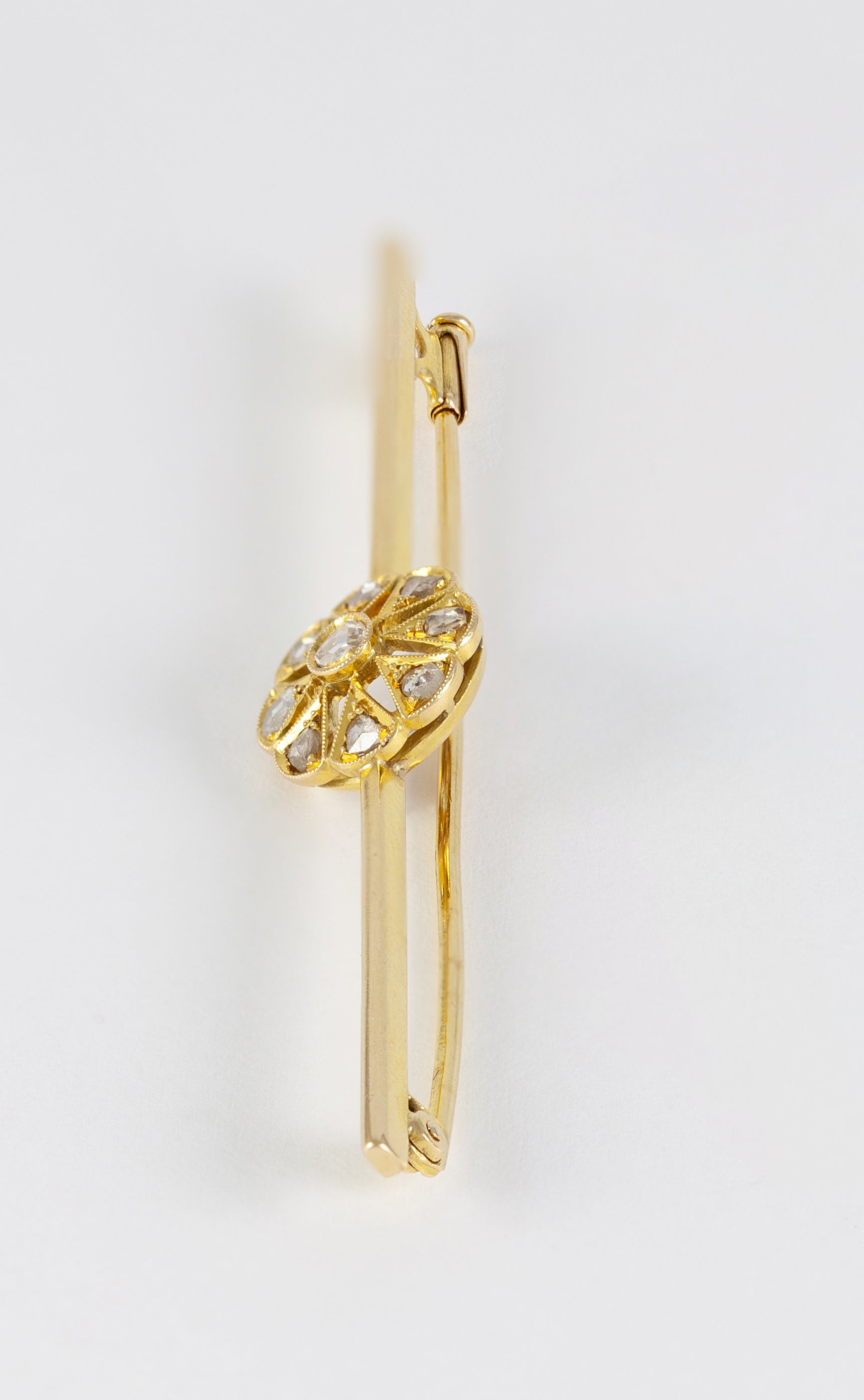 Broche antiguo en oro amarillo 18k y brillantes