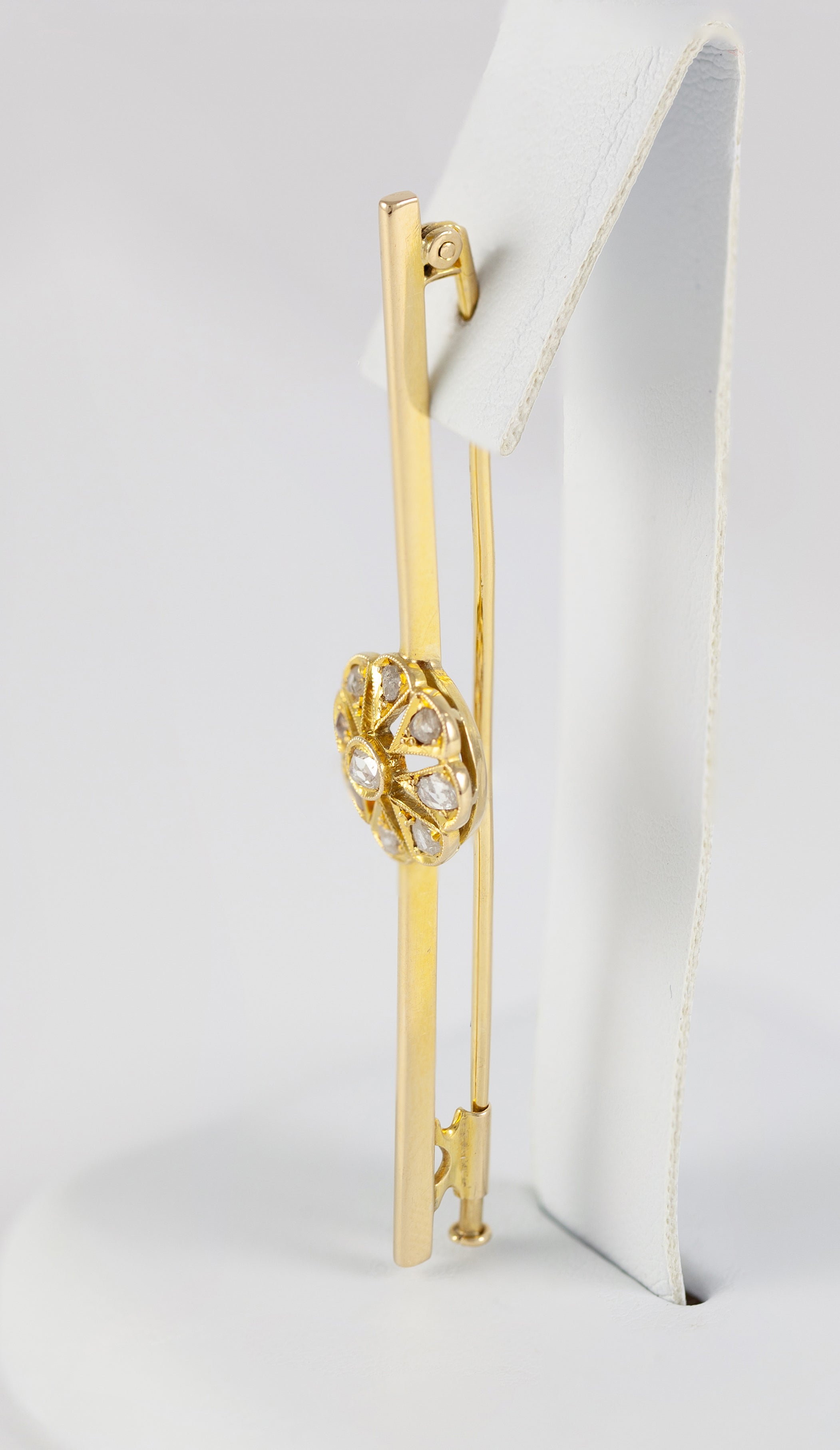 Broche antiguo en oro amarillo 18k y brillantes