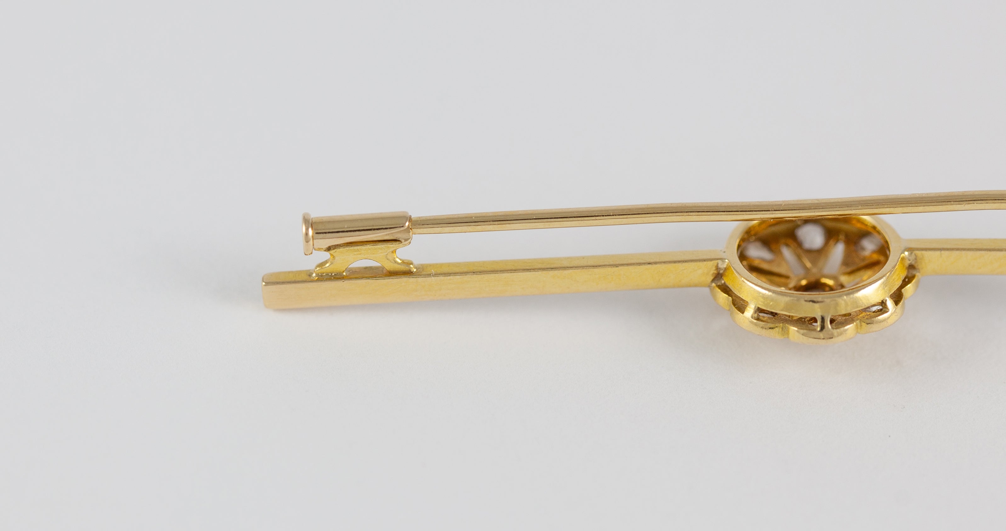 Broche antiguo en oro amarillo 18k y brillantes