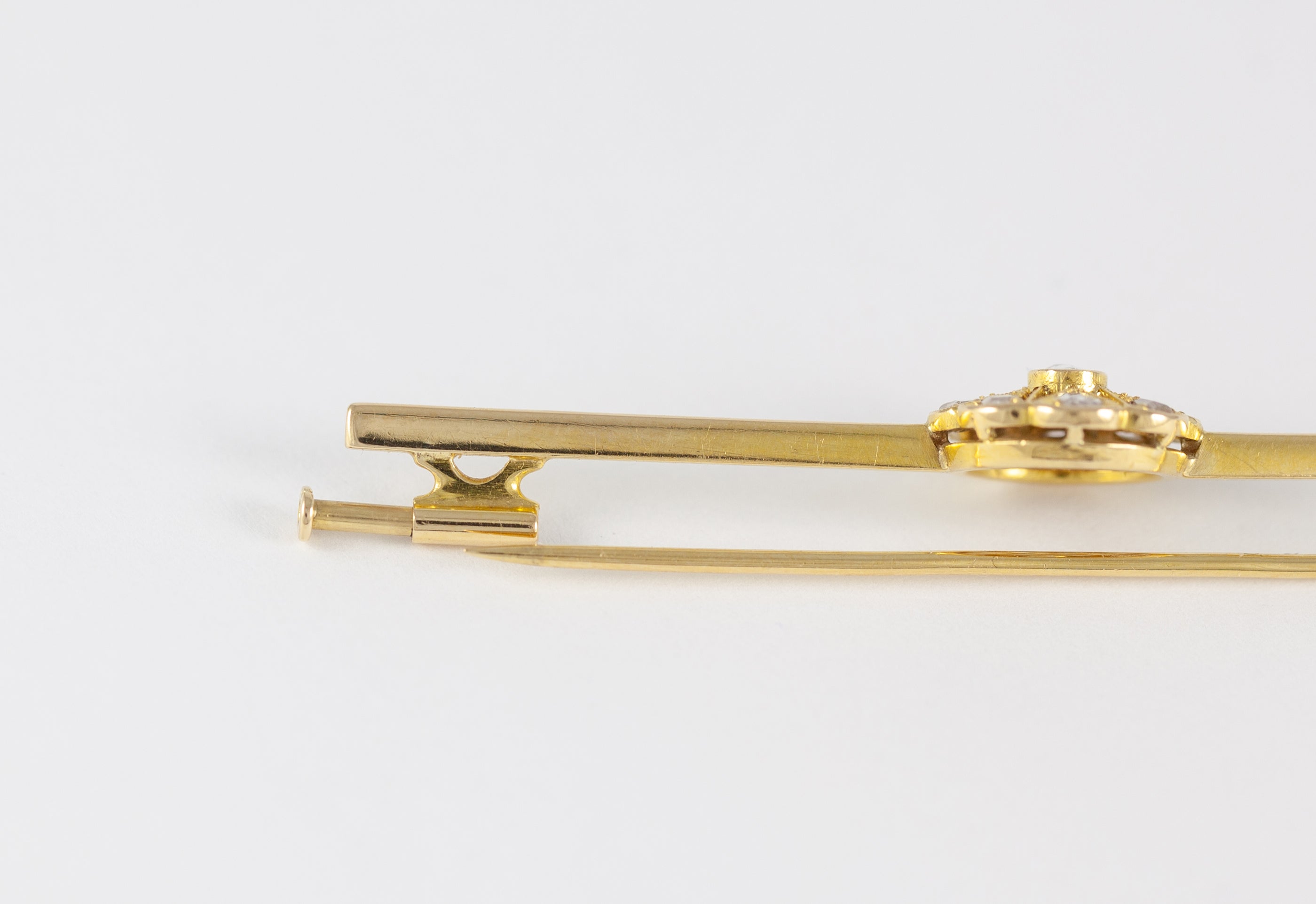 Broche antiguo en oro amarillo 18k y brillantes