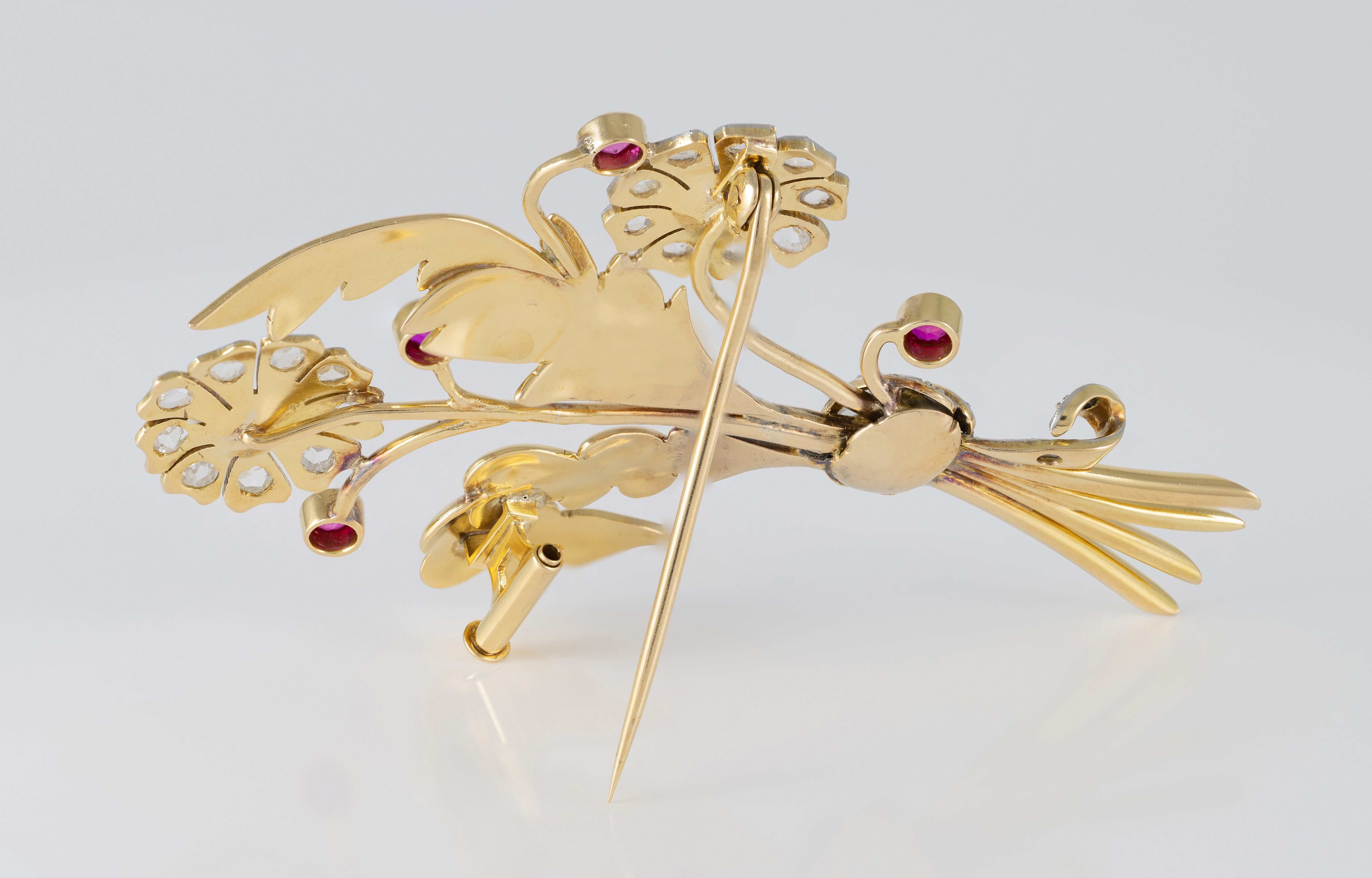 Broche antiguo en oro amarillo 18k con diamantes y amatistas(rosas de Francia)