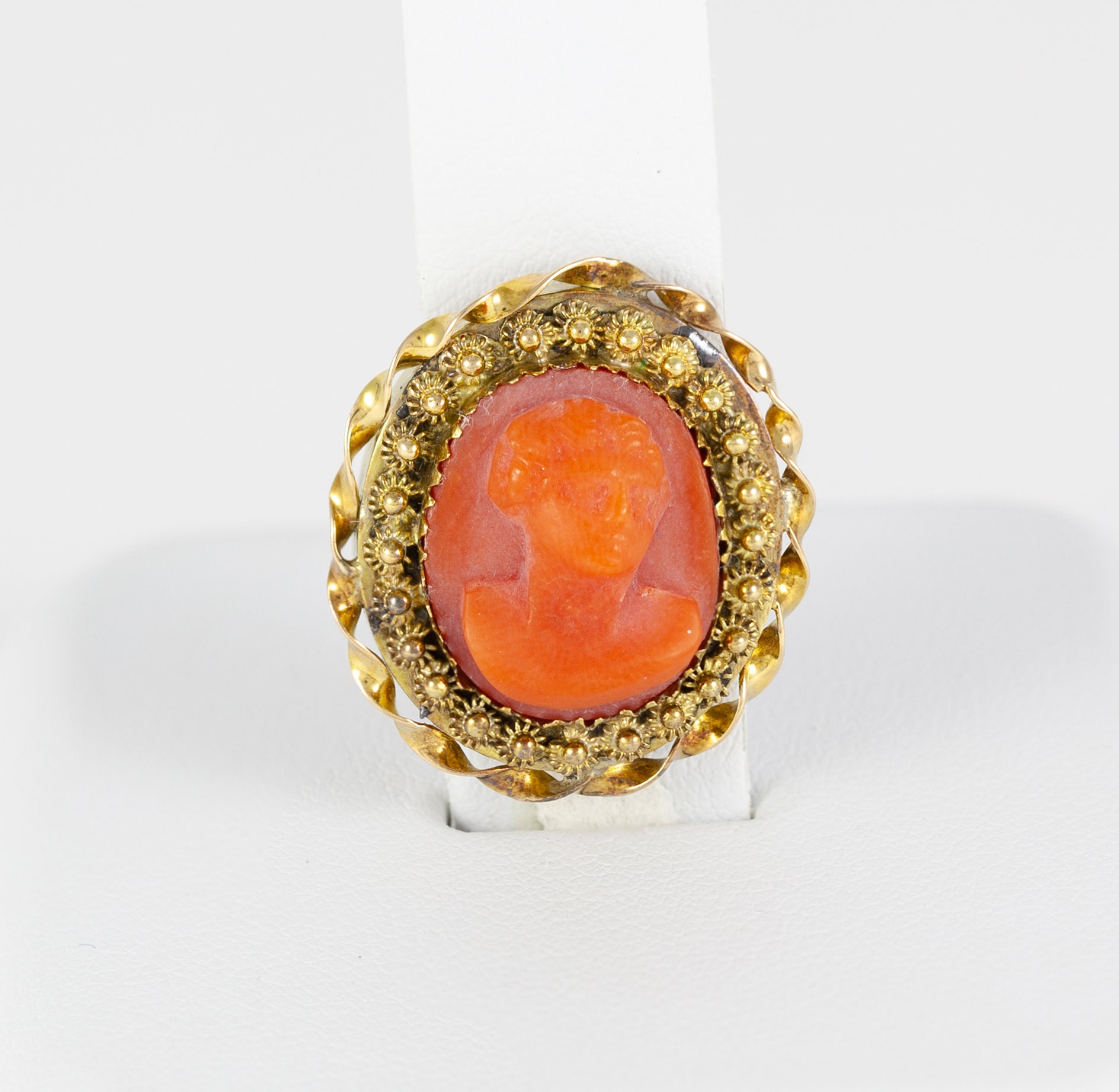 Broche antiguo en oro amarillo 14k y coral rojo