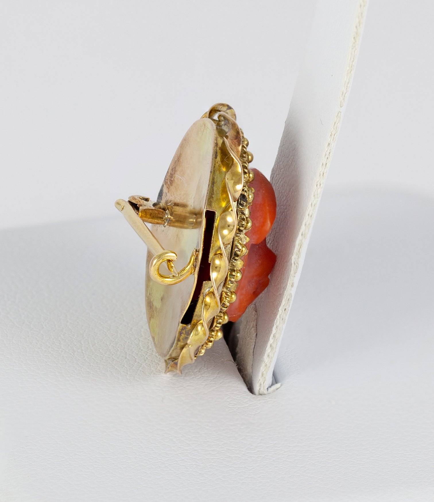 Broche antiguo en oro amarillo 14k y coral rojo