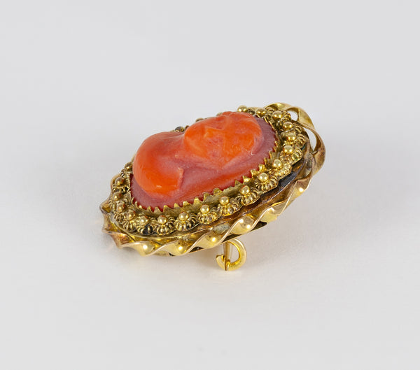 Broche antiguo en oro amarillo 14k y coral rojo
