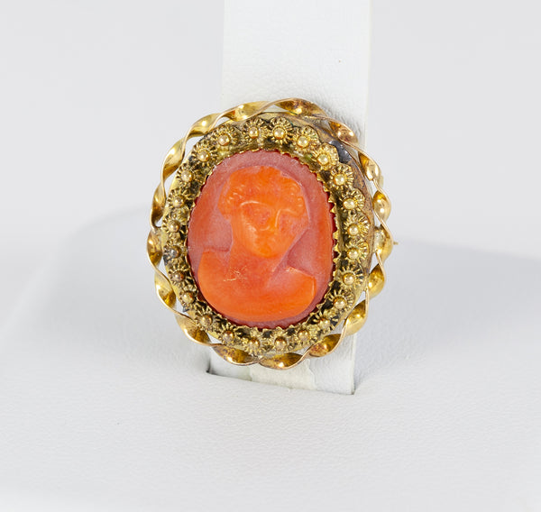 Broche antiguo en oro amarillo 14k y coral rojo