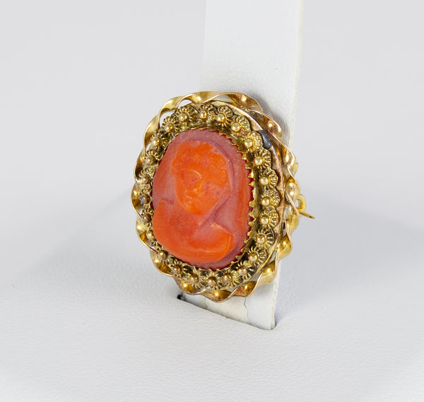 Broche antiguo en oro amarillo 14k y coral rojo