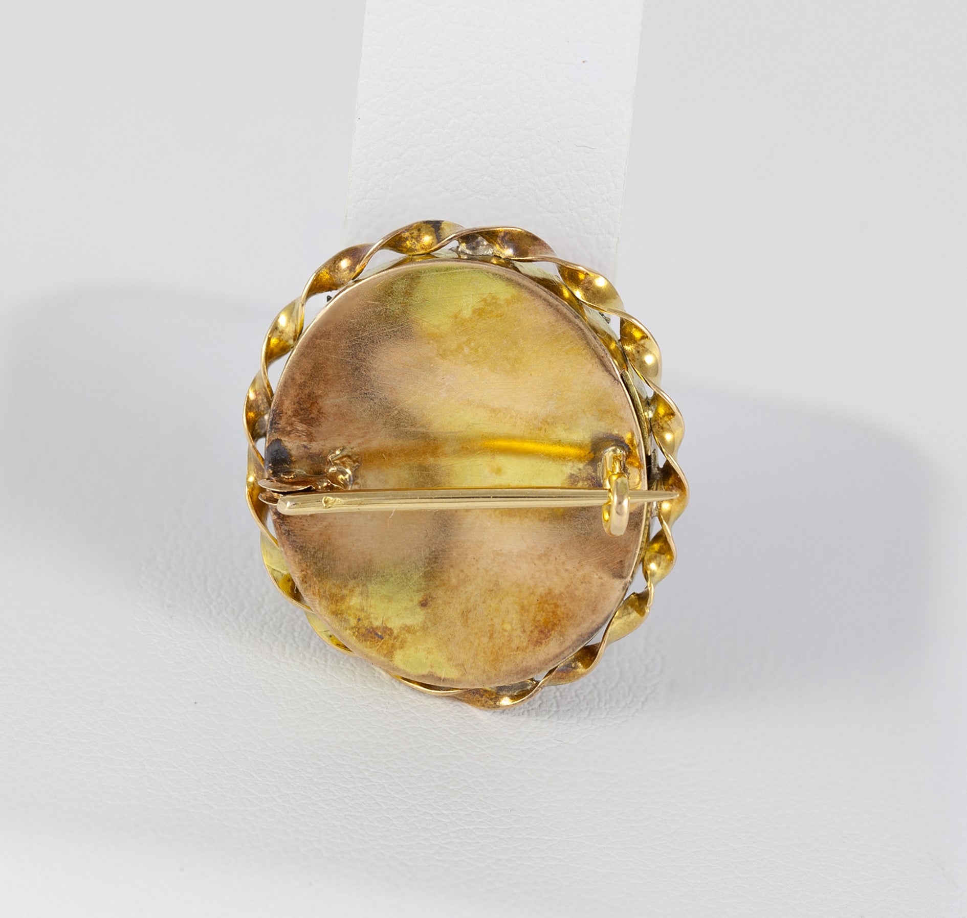 Broche antiguo en oro amarillo 14k y coral rojo