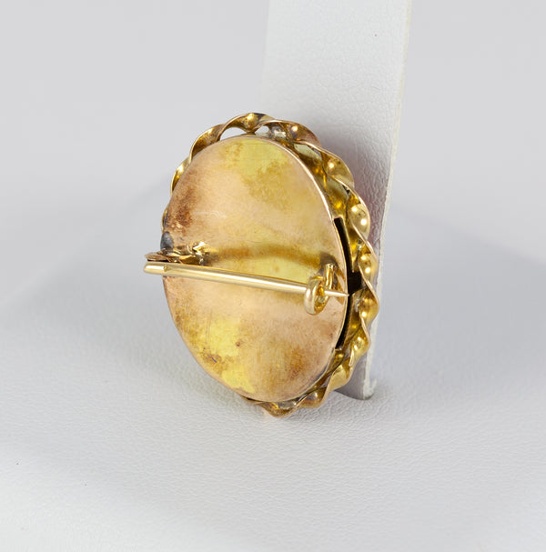 Broche antiguo en oro amarillo 14k y coral rojo