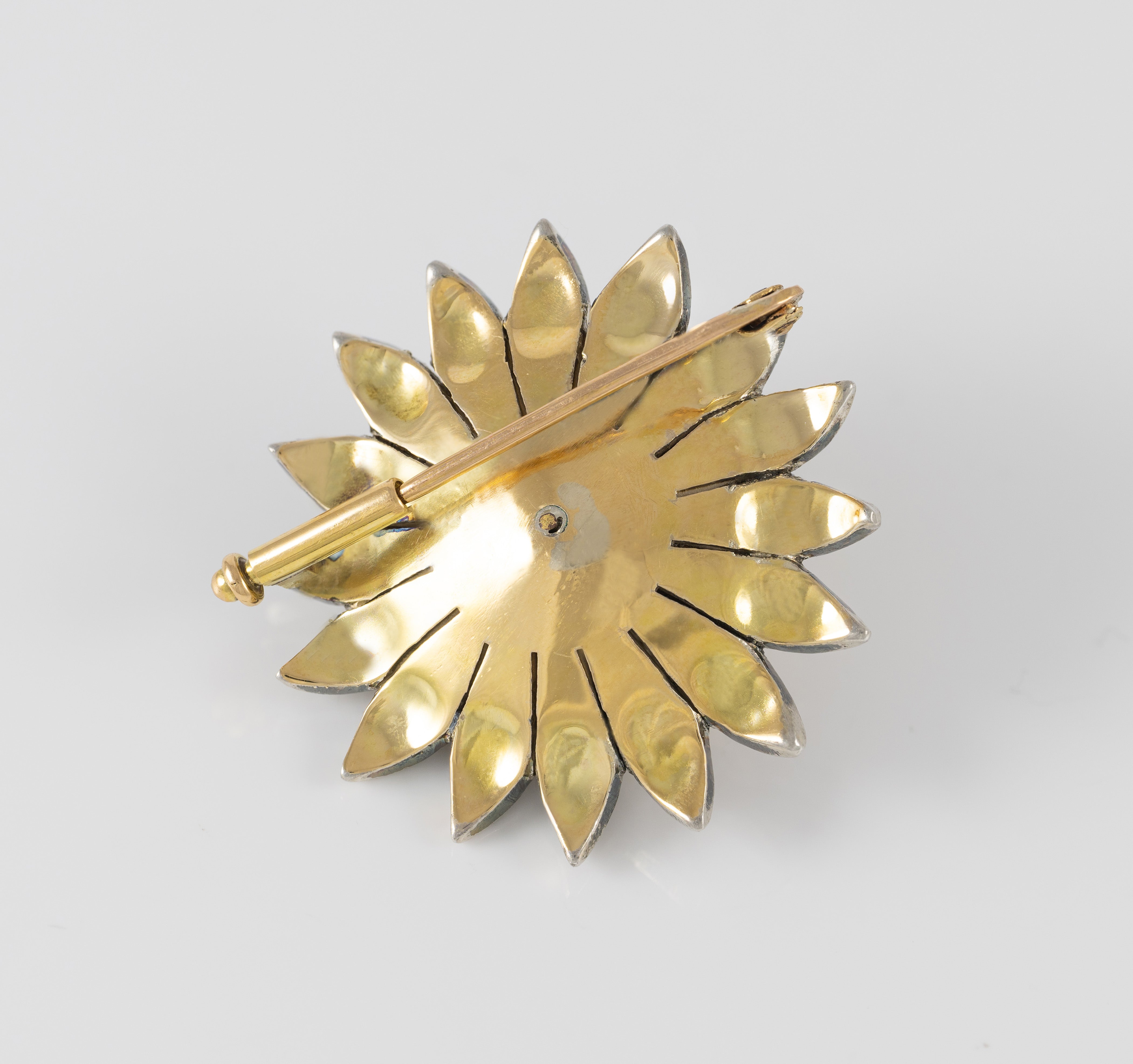 Broche antiguo en oro amarillo 18k y plata con perla y zafiros blancos