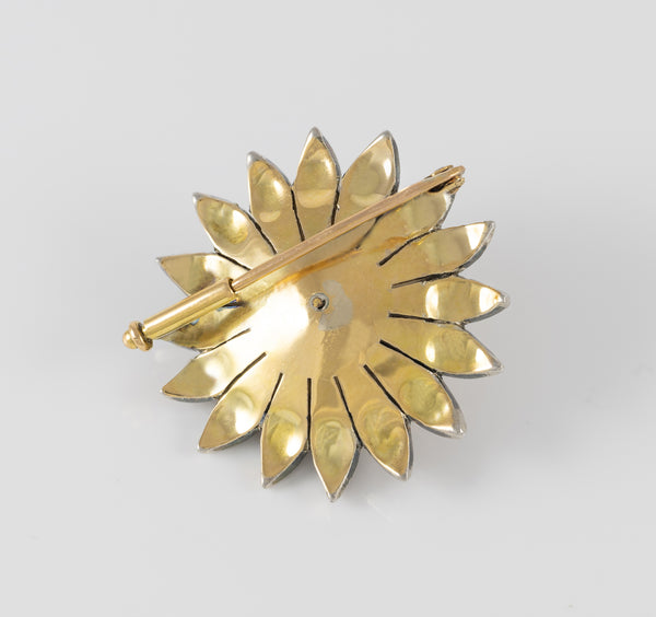 Broche antiguo en oro amarillo 18k y plata con perla y zafiros blancos
