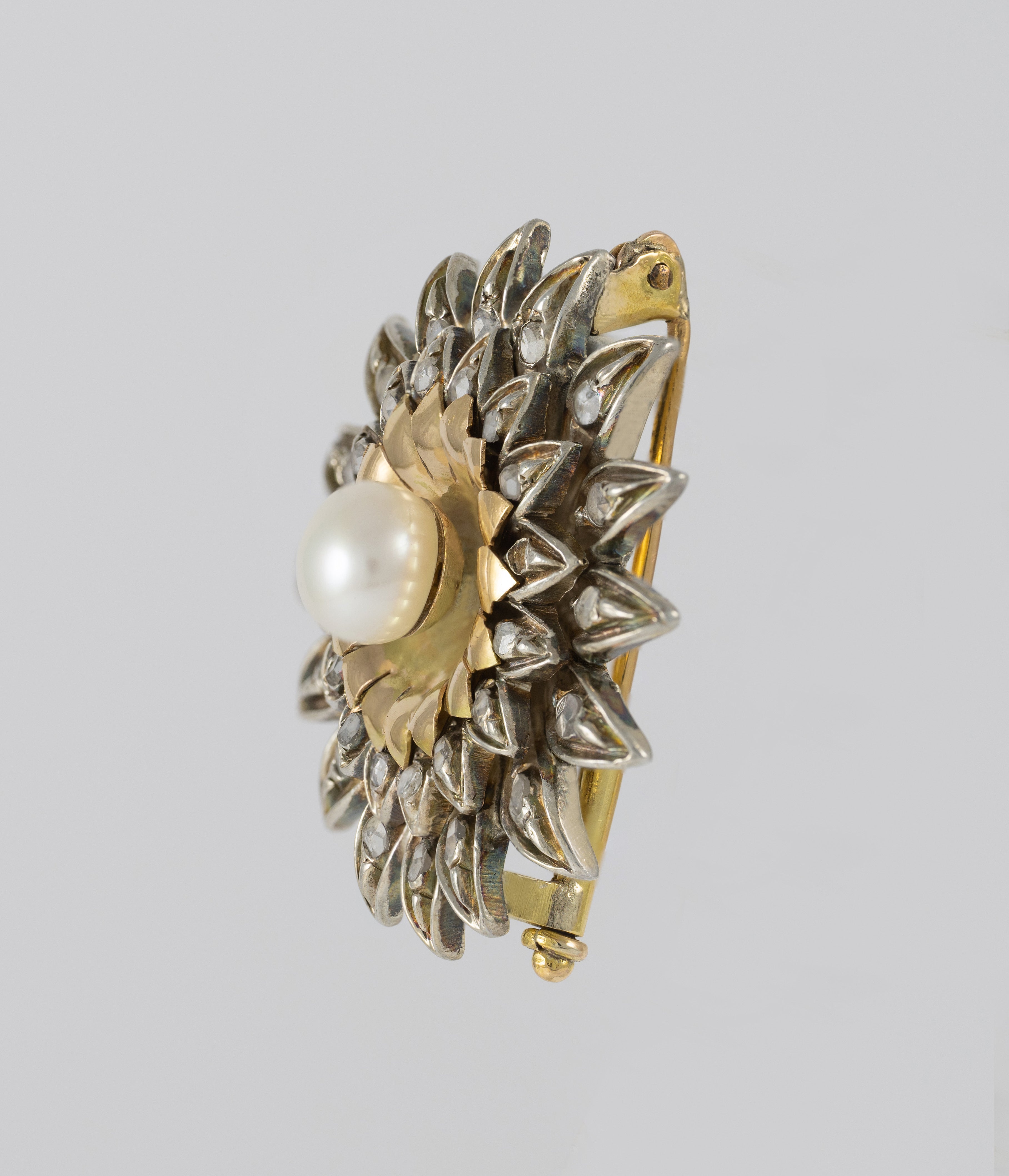Broche antiguo en oro amarillo 18k y plata con perla y zafiros blancos