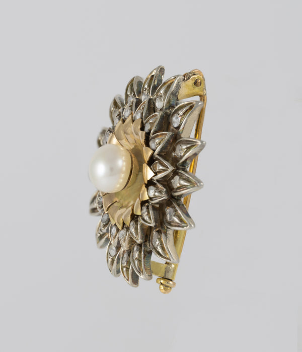 Broche antiguo en oro amarillo 18k y plata con perla y zafiros blancos