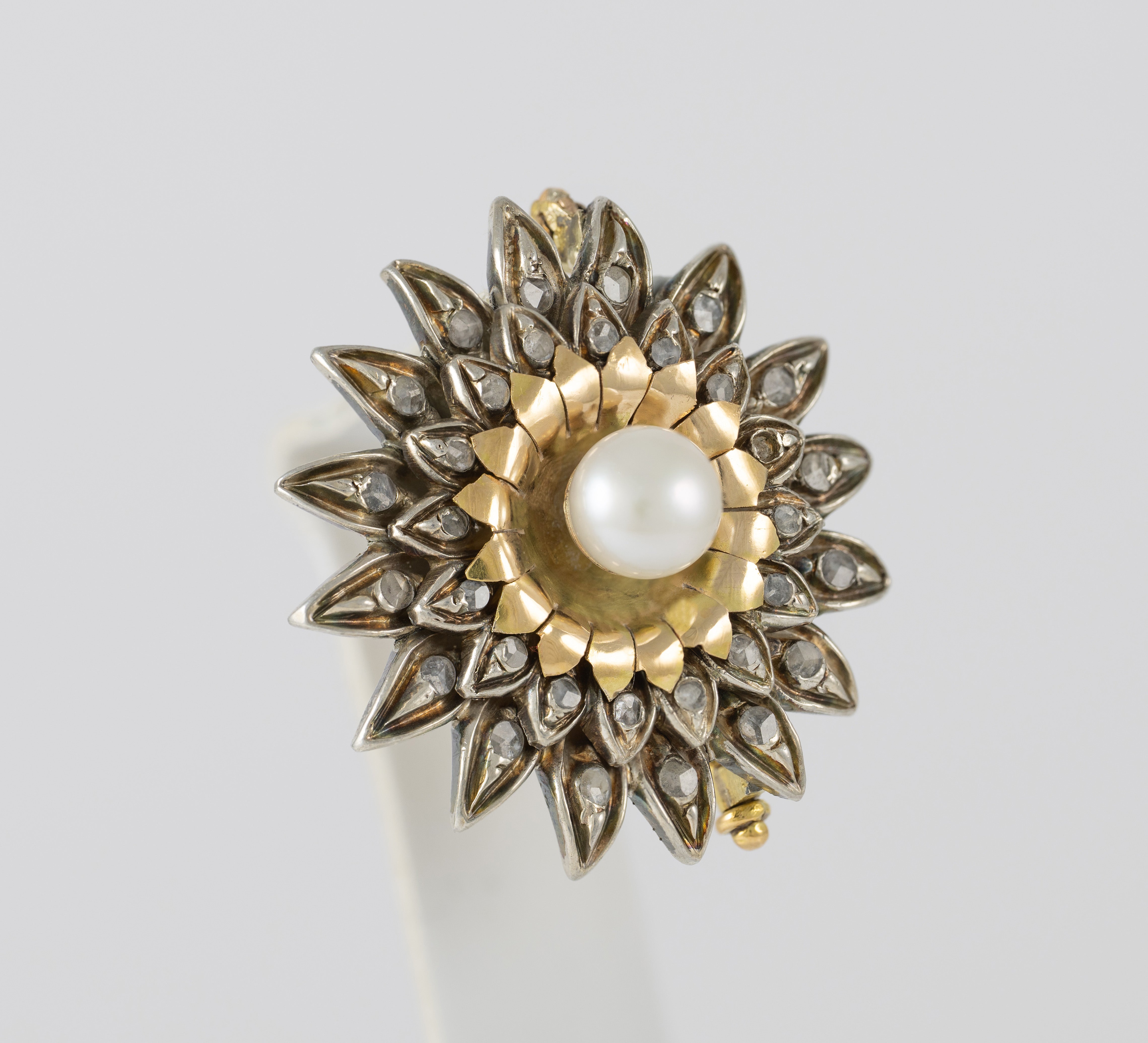 Broche antiguo en oro amarillo 18k y plata con perla y zafiros blancos