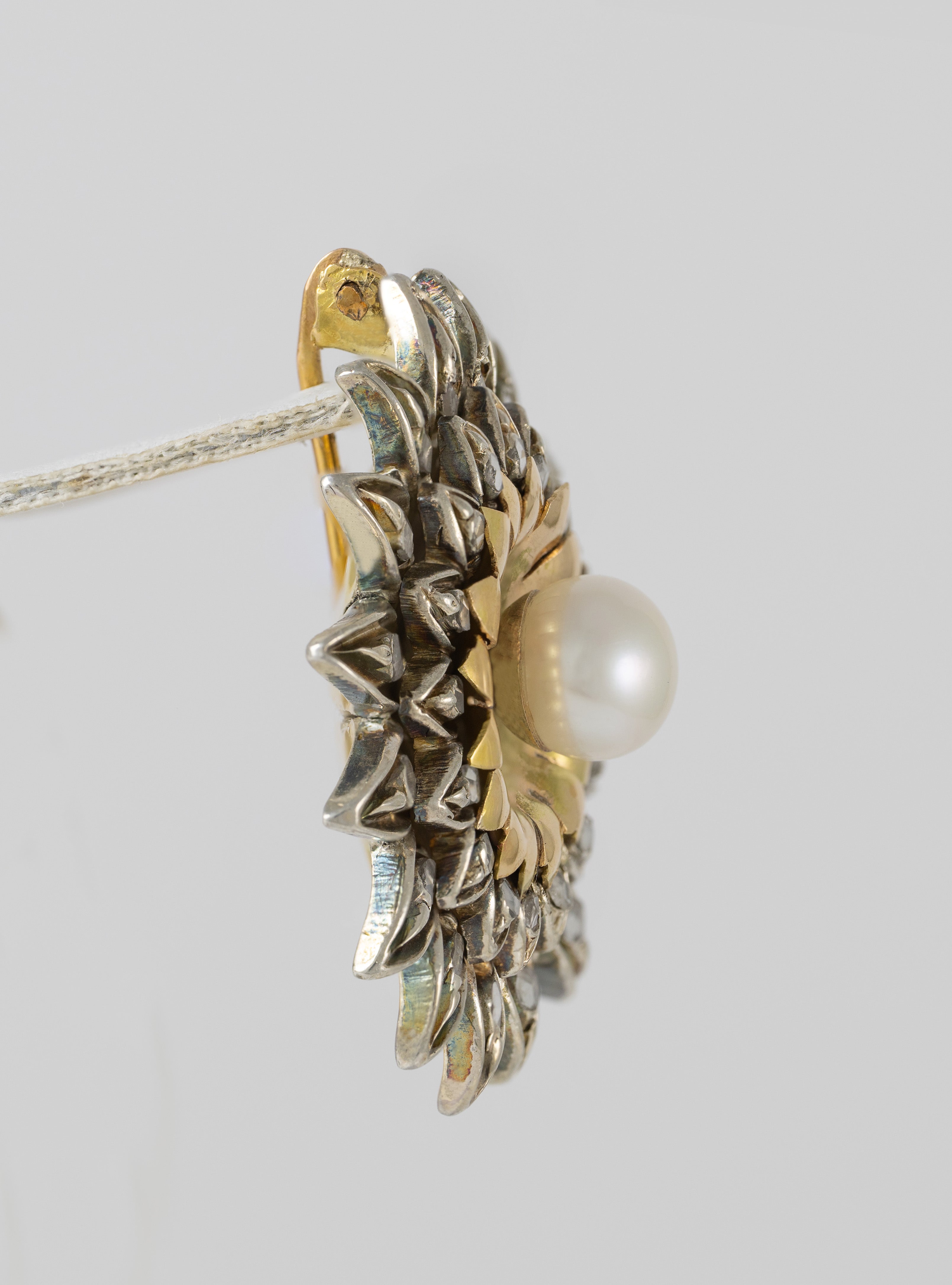 Broche antiguo en oro amarillo 18k y plata con perla y zafiros blancos
