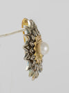 Broche antiguo en oro amarillo 18k y plata con perla y zafiros blancos